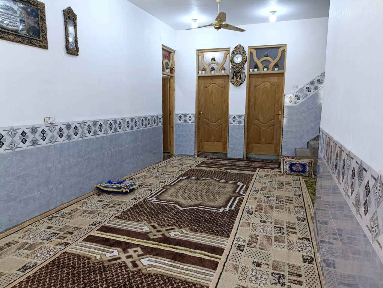 تم تنزيل السعر نظرآ للضروف .. #السعر 48 قابل للتفاوض 

بيت للبيع في_ واسط _ قضاء الاحرار _منطقة المزاك_ قرية الكم_ مساحة البيت 850 متر واجهه 22 متر النزال 35 يتكون البيت

إستقبال 7×4

غرفه نوم 6×4

غرفه نوم 5×4

غرفه نوم 4×4

هول صاله 9×4

مطبخ 5×4

البيت جاهز من كلشي ماعدا الأرضيه صب

 الراغب بالشراء الاتصال على *********** _ ***********
