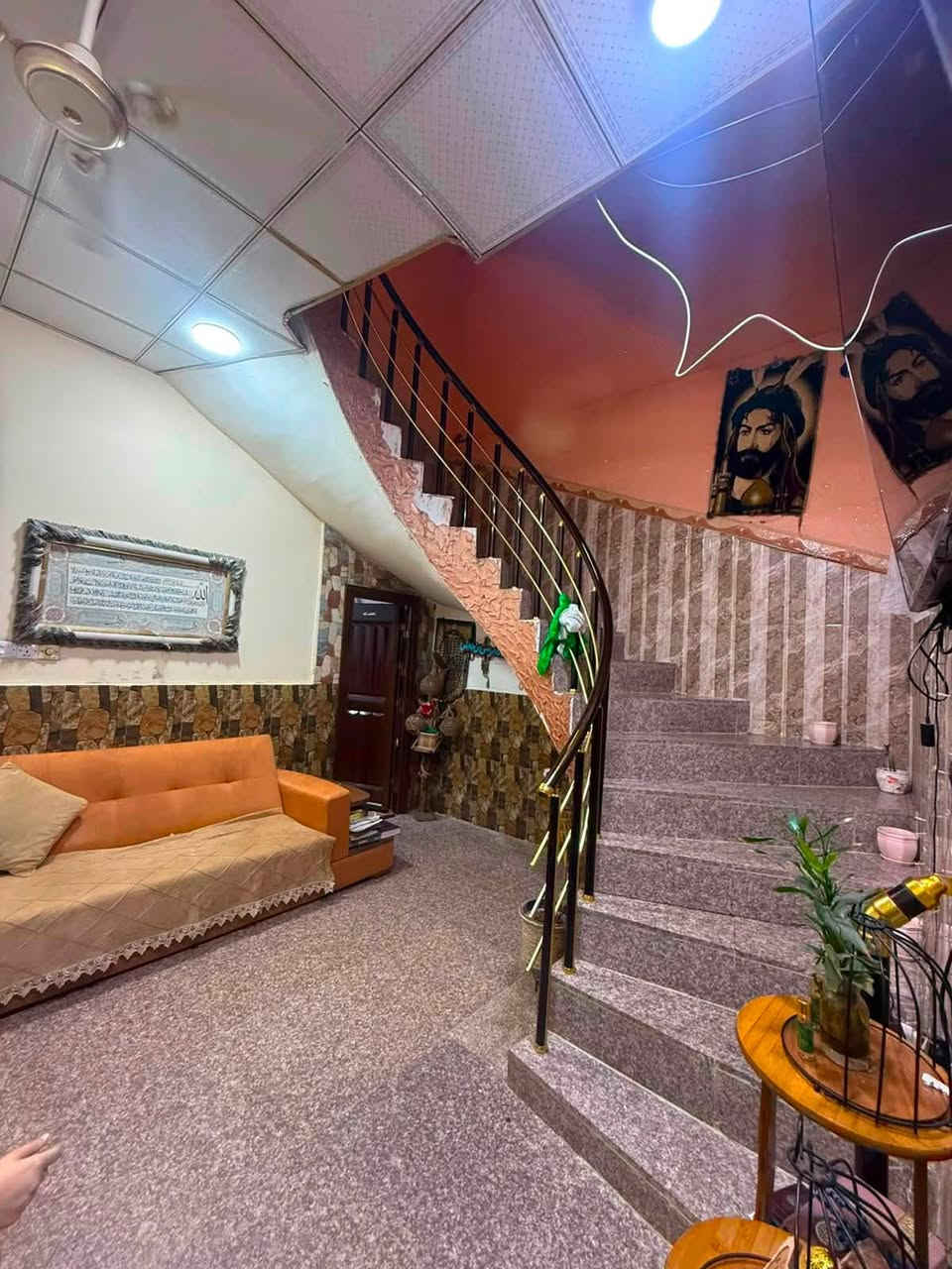 🏡 بيت للبيع في حي الزهراء – المربع الذهبي

📍 الموقع: حي الزهراء، قرب مستشفى النفط
📐 المساحة: 100 م²
🌿 مقابل حديقة، بمنطقة راقية وهادئة جداً
🏗️ سنة البناء: 2018

🔹 الطابق الأرضي:
• استقبال 4×5 م
• مطبخ مفتوح على الصالة
• غرفة نوم
• صحيات عدد 2
• كراج

🔹 الطابق الأول:
• غرفتين نوم
• صحيات

🔹 الطابق الثاني:
• غرفة غسيل
• غرفة كبيرة

💰 السعر: 450وقابل للتفاوض

📞 للاستفسار والتفاصيل والتواصل، يرجى المراسلة.

***********
