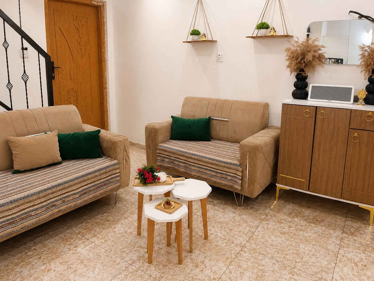 تخم خمس مقاعد بسعر ١٦٠
سيت طبلات ٢٥
ميز بلازما ٦٠
سيت لوحات شغل يدوي  ب٢٠  قياس ٩٠×٦٠  وكلهم بيهم مجال عنوان حلة زوير الغربي ***********
