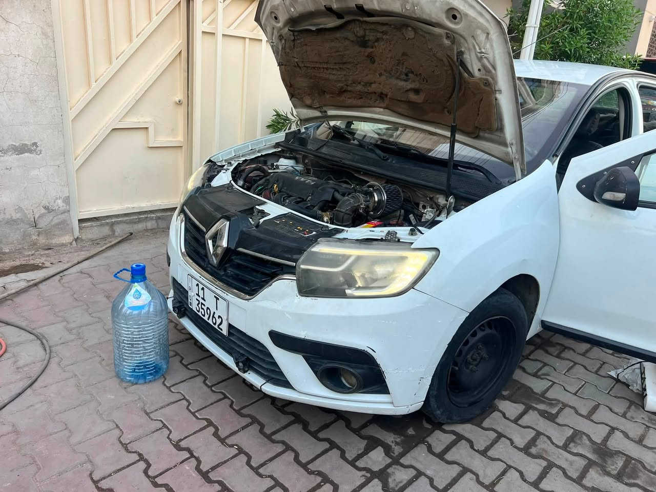 السلام عليكم
رينو سيمبل موديل ١٩ محرك وكير تيوتا تبريد سياره شغاله مابيها نقص  بيها طخه بالجنطه فقط ومصلحه السياره باسمي رقم الدولي بغداد سنوية لحد ٢٩ السعر ٤٢ ورقة وبيها مجال مكاني بغداد المنصور *********** واتساب
