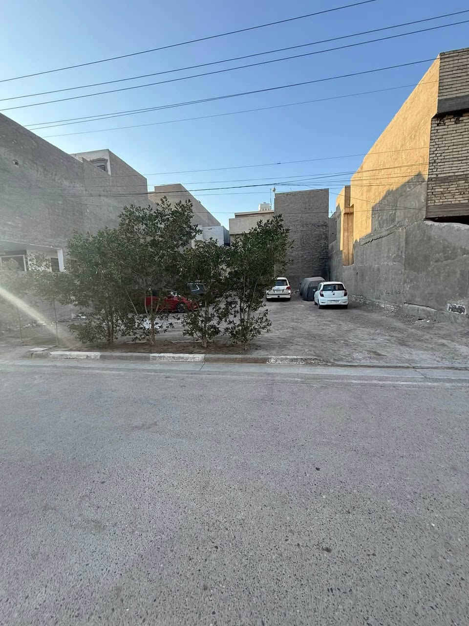 السلام عليكم 🫡 قطعة ارض للبيع مساحة 150 م الواجهة 7,5 النزال 20 متر 📍مربع البيداء قرب شارع  الكلية المؤدي إلى جسر العامرية السعر و الاستفسار //***********  ☎️مكتب العدل للعقار@إشارة
