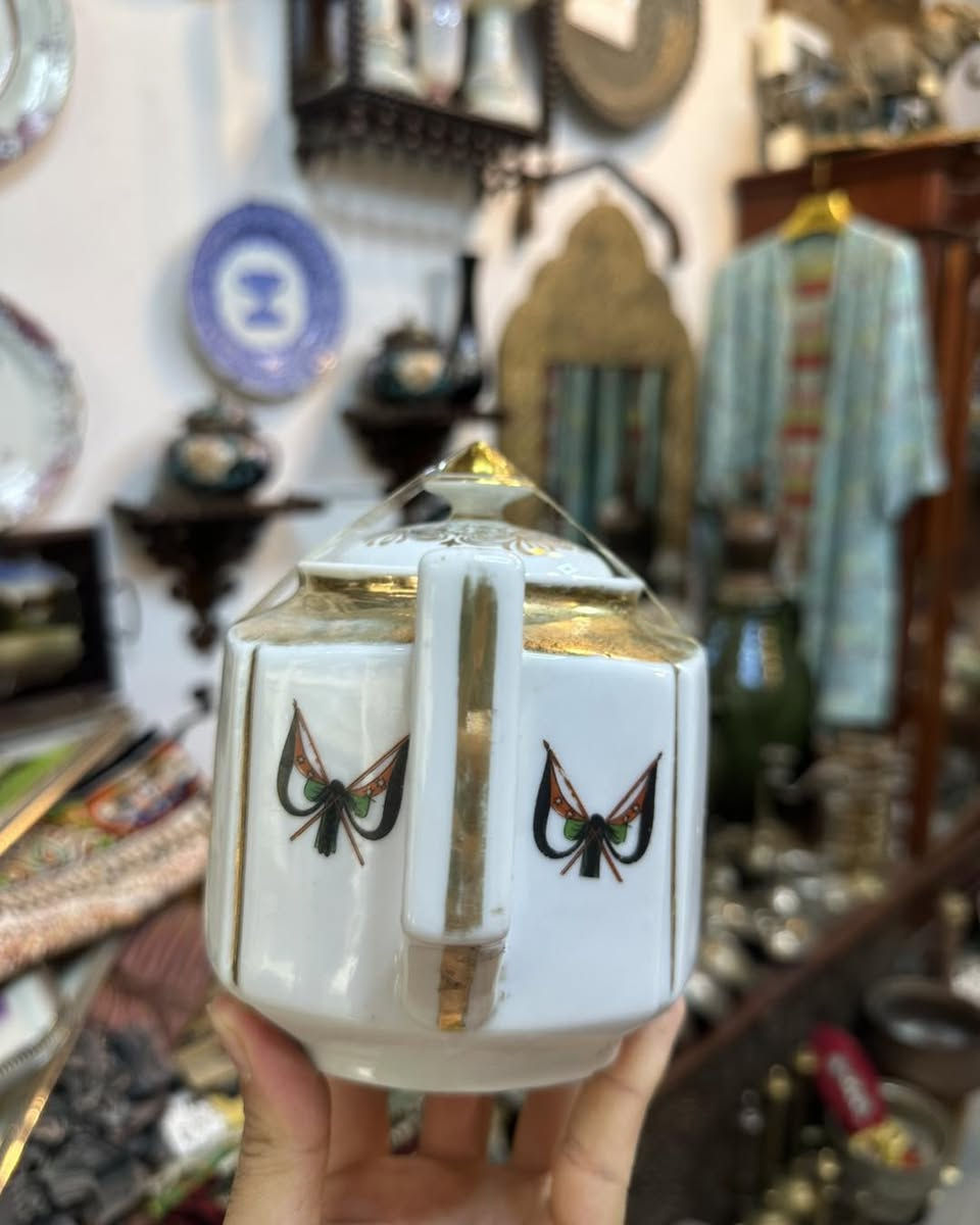 قوري الملك فيصل الثاني ضرره كلش بسيط بل بلبوله  موضحه بالصوره
⁨ #الباشا_للسجاد_والانتيك #مزاد 
 #انتيكات_الباشا #الباشا #تحف #سوق_الأربعاء
