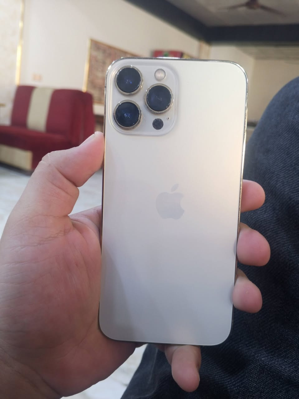 ✨ iPhone 13 Pro Max | آيفون 13 برو ماكس ✨
📱 حالة الجهاز: نظيف جداً وغير داخل صيانه
🎨 اللون: ذهبي فخم (Gold)
💾 المساحة: 256 جيجابايت
🔋 نسبة البطارية: 90% (ممتازة جداً وتدوم طويلاً)  
أبرز المواصفات:
• شاشة كبيرة بحجم 6.7 إنش مع دعم معدل التحديث 120Hz
• معالج قوي Apple A15 Bionic يضمن لك سلاسة ممتازة في الألعاب والتطبيقات
• نظام كاميرات احترافي بدقة عالية وتصوير سينمائي مميز
• دعم شبكات الجيل الخامس 5G 
السعر 700 وبي مجال بسيط 
للمزيد من الاستفسار الاتصال على ***********

نص مكتوب في الصور:
- حول الاسم < iPhone إصدار iOS 26.6.1 اسم الطراز iPhone 13 Pro Max رقم الطراز MLEP3LL/A الرقم التسلسلي C6HVGC040N انتهت صلاحية التغطية الأغاني الفيديوهات الصور ٥٤ التطبيقات ١ السعة ٢٥٦ غ.ب. متوفرة ٢٠٥,٦١ غ.ب. عنوان Wi-Fi 88:B9:45:96:60:E6
- ٤:٠٧
- حالة البطارية والشحن
- كما هو الحال مع البطاريات القابلة لإعادة الشحن، بطارية الهاتف قابلة للاستهلاك وتصبح أقل فاعلية مع الوقت. معرفة المزيد...
- الحد الأقصى للقدرة
- ۹۰٪
- هذا قياس لقدرة البطارية مقارنة بقدرتها عندما كانت جديدة. قد تتسبب القدرة المنخفضة بتقليل ساعات الاستخدام بين عملية الشحن والأخرى.
- أقصى قدرة للأداء
- ستساعد الأنظمة المضمنة في النظام والمكونات في تخفيف آثار الأداء التي قد تلاحظها أثناء التقدم الكيميائي في عمر بطارية iPhone.
- شحن البطارية المحسن
- للحد من استنزاف عمر البطارية، يتعلم الـ iPhone من عادات الشحن اليومية، بحيث ينتظر ولا يتجاوز ۸۰٪ حتى يحين موعد حاجتك إلى استخدامه.