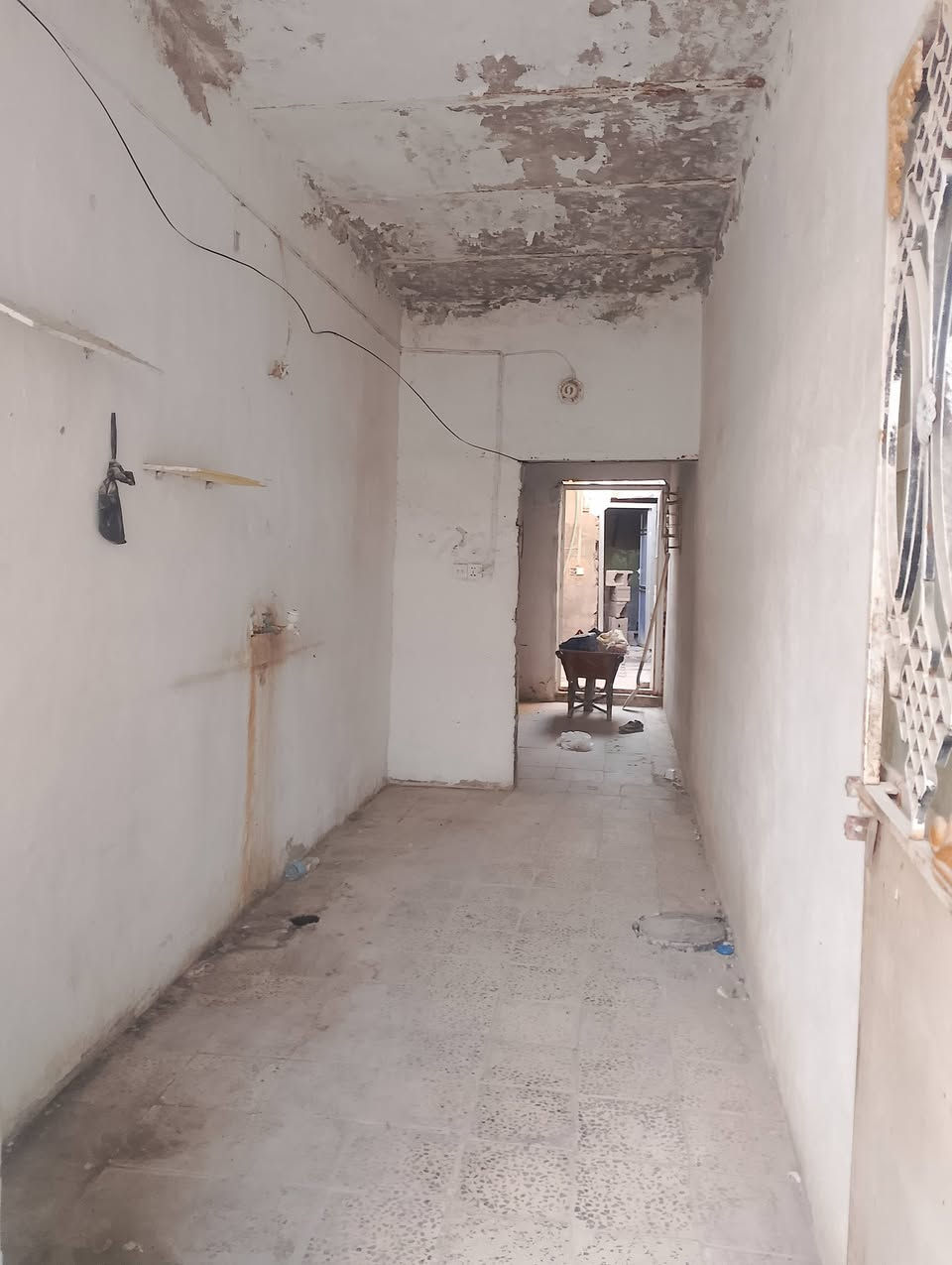 بيت تجاوز مسلحة ١٤٠ يحتوي على غرفة نوم وصالة واستقبال ومطبخ وحمام داخلي وخارجي ترك حديقة حوش جبير البيت عكادة يرادلة بس تغيير صبة السطح وشوي ترميمات بسيطة البيت مرتفع عن الشارع مي كهرباء مجاري كامل سعر ٢٥ وبي مجال   للتواصل *********** البيت مستعجل ع بيت لغرض السفر جان مؤجر يجار 250 والمؤجرين تعبو طلعة ناس متخاف الله وصخين
