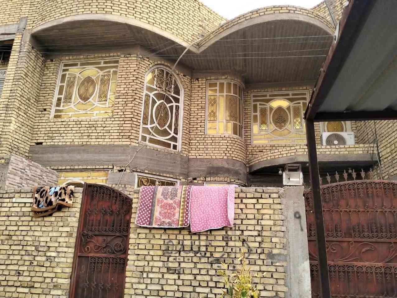 بيت للبيع المساحه 
٢٠٠بناء حديث طتبقين 
موقع البيت حي سومر 
على شارع السايدين مال اريدو 
قرب مجمع الراهب 
للتصال ***********
