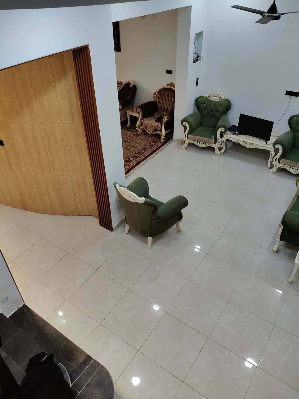 للبيع : دار طابو صرف موقع مميز!
الثقة أساس البيع و المعاينة خير دليل
​نقدم لكم فرصة سكنية استثنائية أرقى مكان في مركز الحله تصميم منفذ باحترافية عالية المواد مستخدمة من الدرجة الأولي البيت ينباع علي المكشوف والي جاد بالشراء يجب مهندس ويه حتى يعاين البناء ويتأكد من جودة التنفيذ بنفسه 
السعر : 215 قابل للتفاوض 
علمن مطلوب إسكان 15 مليون ينزل من سعر 
الموقع ؛ ورديه خلف مستشفى الكفيل مسافه قليله 
​المساحة: (200) واجهة (10)نزال (20)
جنس العقار : طابو صرف 
​البناء: حديث سنه 2026
​الموقع:هادئ ومناسب وغني عن التعريف 
محتويات البيت:طابقين 
طابق الاول: كراج سياره حديقه ستقبال كبير  صاله غرف نوم مجمع حمامات 
طابق ثاني: غرفتين نوم مجمع حمامات 
​الخدمات: كافة متوفرة بالكامل (ماء، كهرباء، خط مولده ذهبي شارع عرضه 15 متر 
​الوثائق القانونية: تحويل مباشر بسم المشتري 
نحن نضع خبرتنا في خدمتكم لتأمين السكن الأمثل.
​📞 للاستفسار والحجز، يرجى الاتصال أو المراسلة عبر الواتساب 
***********
​سارعوا بالحجز، فالفرص المميزة لا تنتظر!
