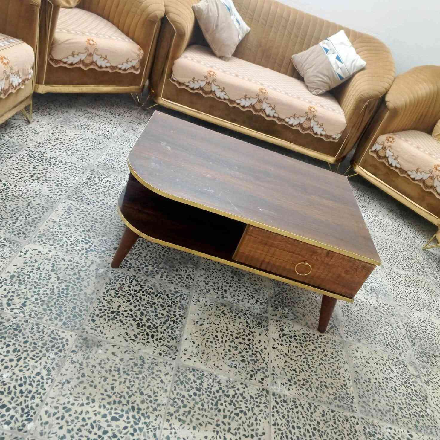 مرحبا تخم عشر مقاعد لبيع وميز بلازمه وسطيه السعر ٦٠٠ بي مجال  ***********
