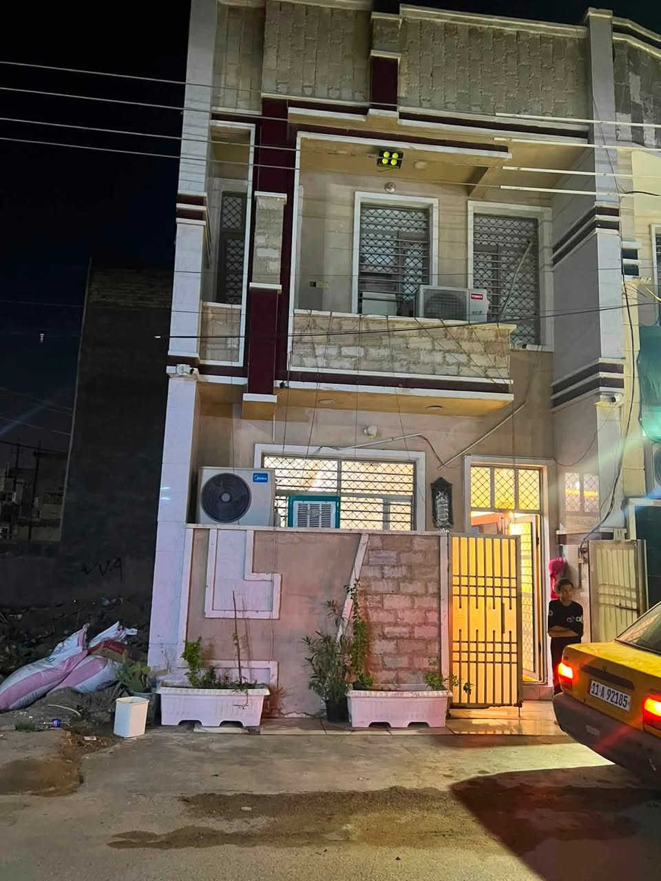 السلام عليكم 
بيت مساحه 50 متر كامل خدمات تبليط +مجاري +ماء
يحتوي عله ستقبال +حولي +غرفه جوه + غرفه فوك +سطح 
البيت نضيف جدأ وجاهز السكن  السريدات الجديده مدخل ماركت المنتضر    (السعر 88). وبي مجال استفسار ***********
