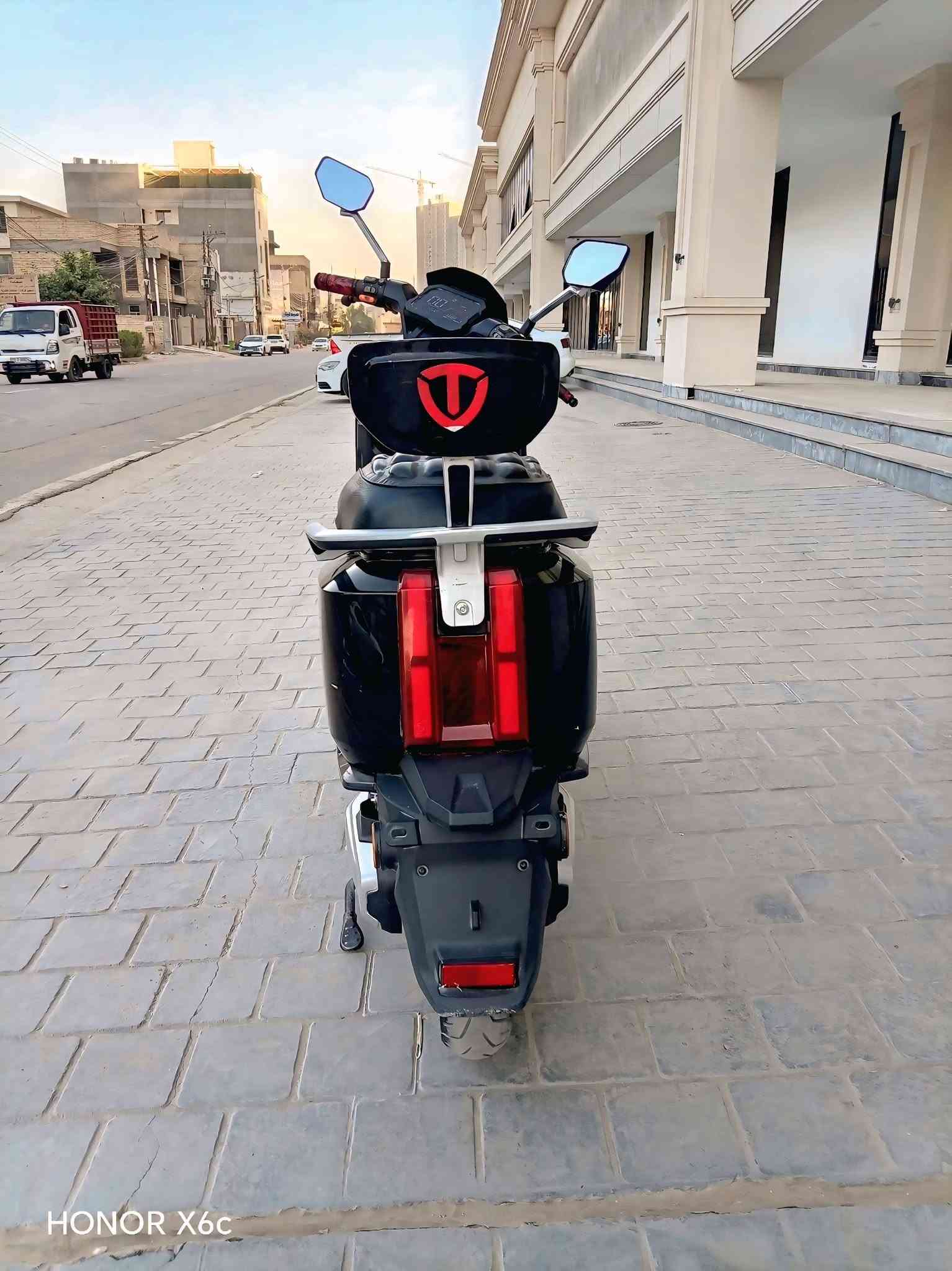 دراجة شحن RAYAN للبيع 
آخر إصدار (وحش الكون) 
تحكم سرعة 3 درجات 
6 بطاريات مسطرة
تشغيل عن بعد 
بصمات عدد 2 
كشن طبي 
لايتات مازدة (زنون) قوي جداً 
منفذ (YSB) 
الدراجة نازلة من وكالة الريان فرع الصدرية قبل (6 اشهر )
( السعر 900 ) وبيها مجال
للاستفسار ( ***********)
متوفر واتساب ايضاً 💙

نص مكتوب في الصور:
- HONOR X6c