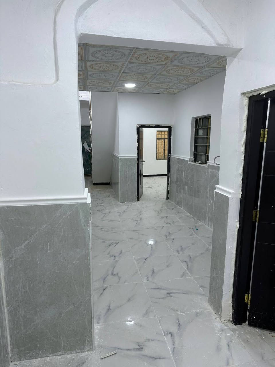 السلام عليكم 
بيت للأيجار في البصره التنومه شارع ٤٠المطلوب عائله زغيره سعر الايجار ٥٥٠البيت مكون من غرفتين وصاله ومطبخ وصحيات السطح ايزوكام ومسقف والطارمه كذلك الاتصال عالرقم ***********
