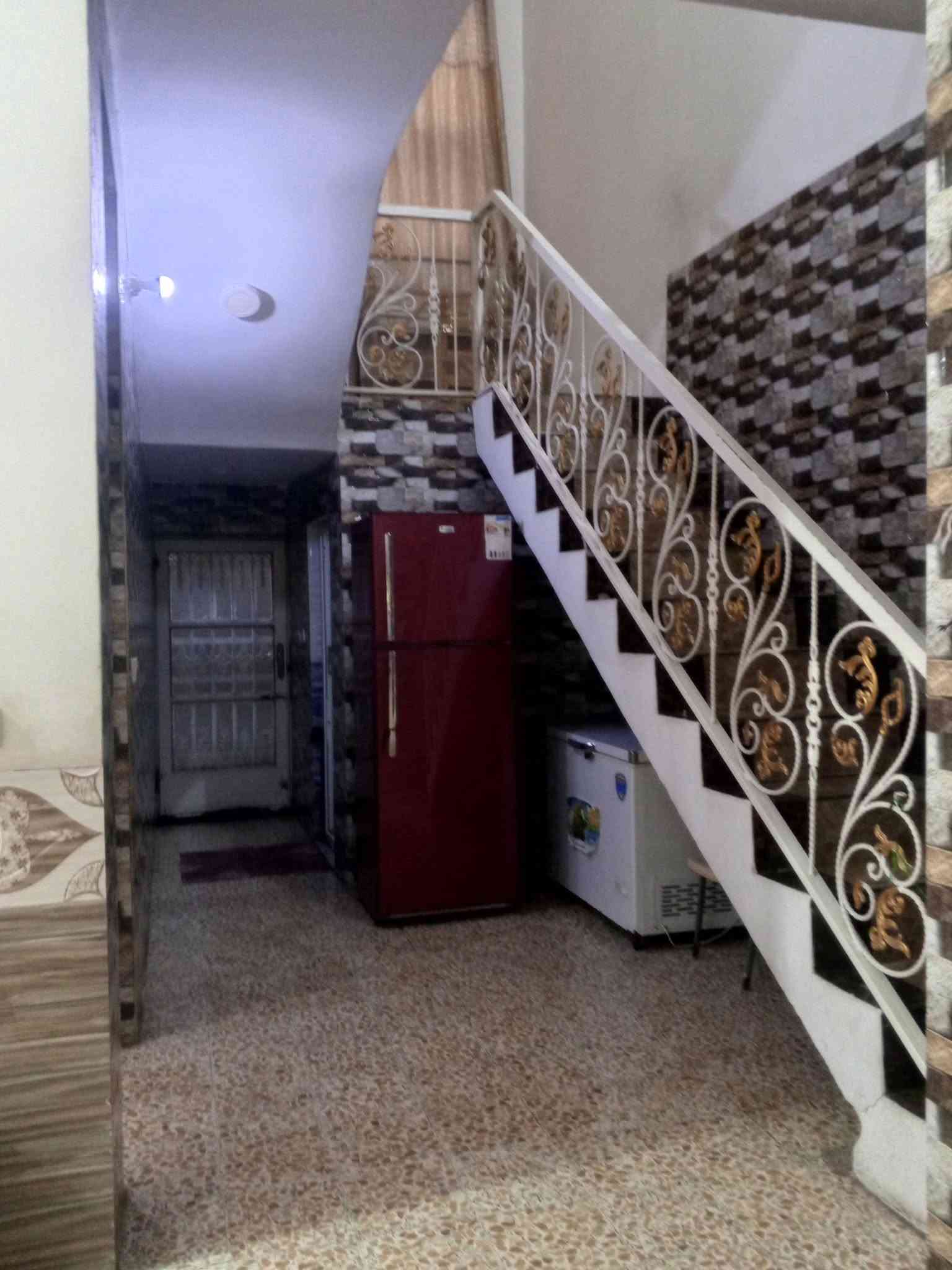سلام عليكم دار للبيع المساحه 150متر طابو صرف الموقع حله بكرلي قريب على موقف دانه البيت طابقين بناء حديث يحتوي الدار على 3غرف نوم وصاله كلدور ومطبخ وكلدور حمام داخلي صحيات خارجيه عرض الشارع 10متر تبيلط مجاري وكهرباء ومي كامل خدمات علمن سعر المتر 800الف 
السعر 175قفل
