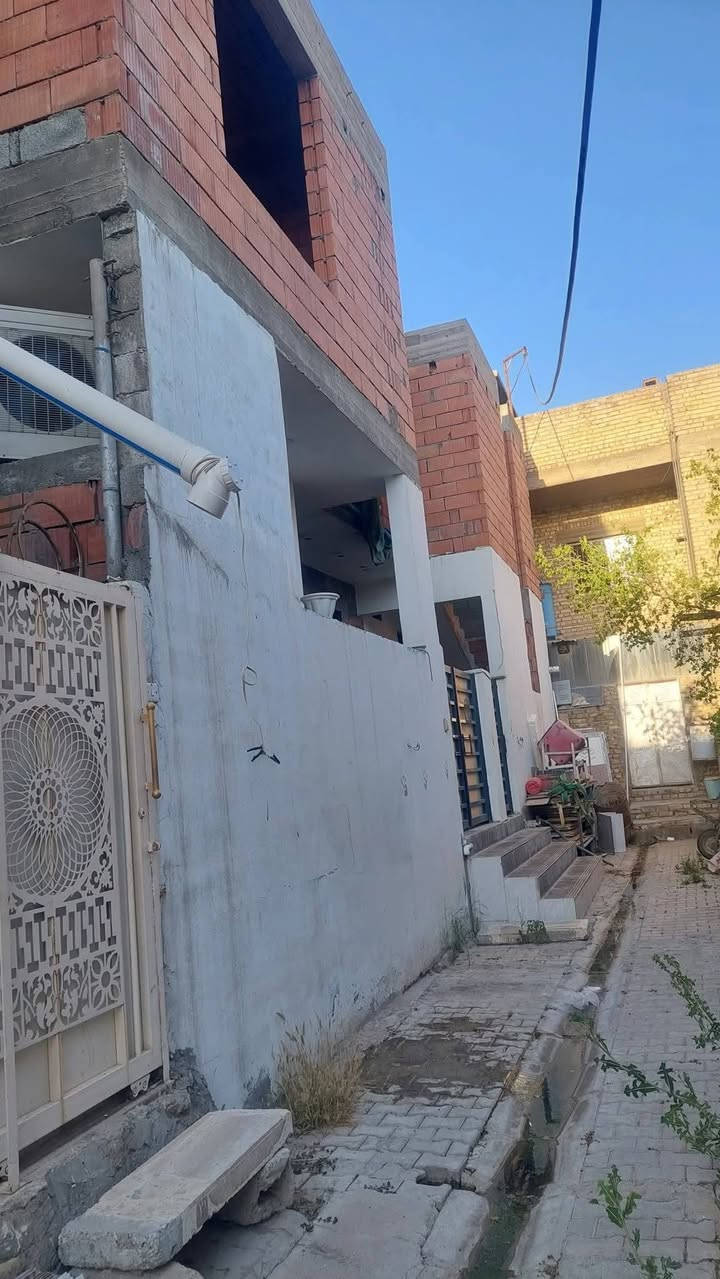 بيت للبيع ملك صرف ١٣٥ متر والواجه ١٤ نزال ٩ونص الطابق الأرضي غرفتين ونوم مطبخ صاله استقبال الطابق الثاني درج خارجي مشتملات ٢ هيكل فقط البناء بلوك احمر سيراميك متر في متر الأبواب تركي مع باب قاصه الشبابيك المنيوم سلايت جام سكيورتي البيت كل سقوف مغربيه البيت مطلوب إسكان العنوان بعقوبه  المركز القيصريه للتصال *********** السعر  ١٤٠ مليون
