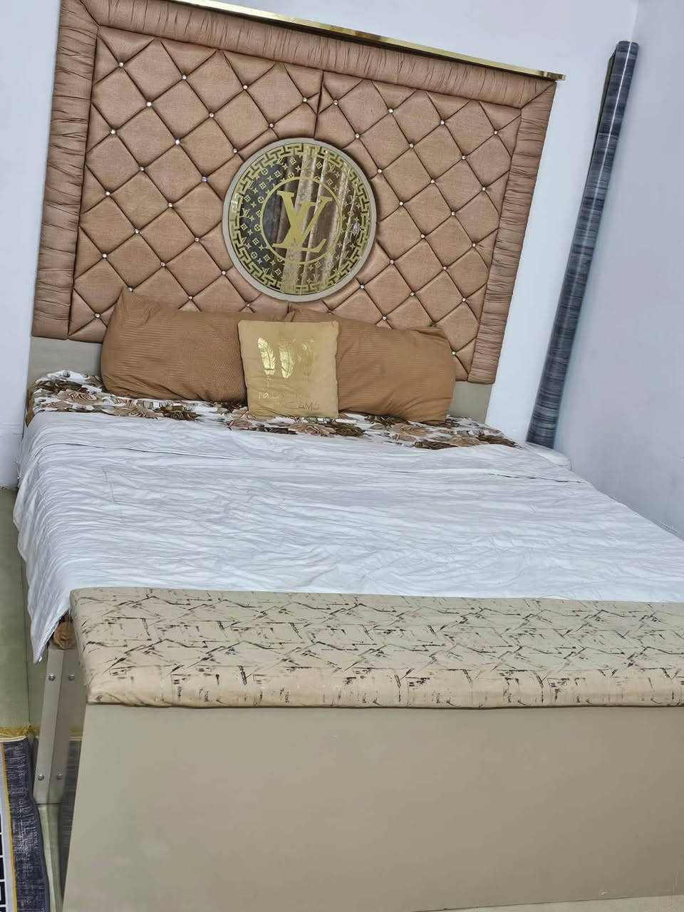 السلام عليكم ورحمة الله وبركاته 
غرفة نوع تركي متكونة من (9قطع)
مستخدمة ونظيفة ((اشتريناها سابقاً ب2500 مليونين ونص))
سعرها الحالي (مليون وبيها مجال) واكو وياها ميزين ملحقات مع الجرباية ضاميهن لين المكان مايكفي 
العنوان بغداد الشعلة 
رقم الهاتف ***********
