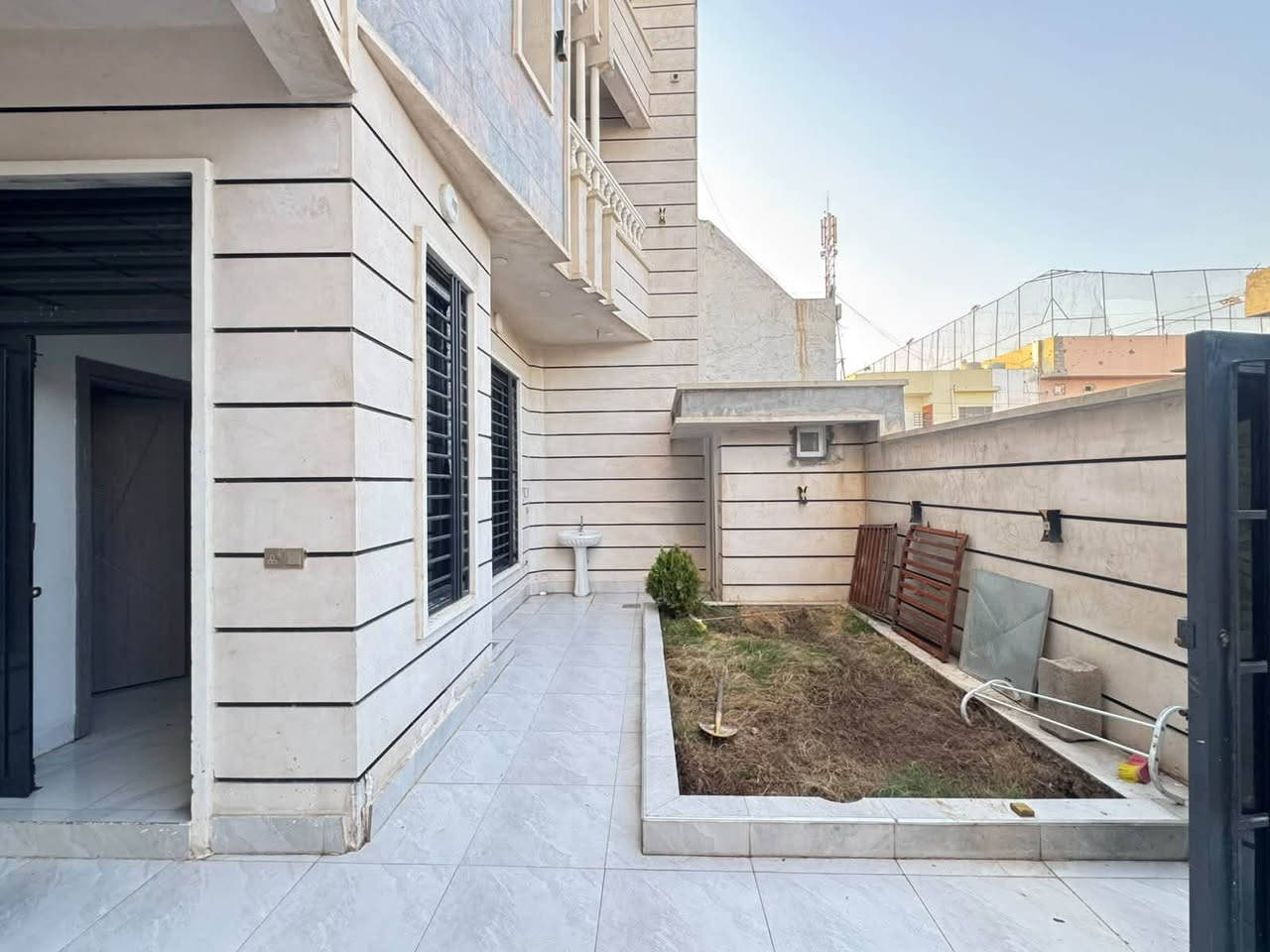 دار   للـبـيـع   🛤️🏦طـابـو صــرف 📄 طابقين 🏡بناء حديث 

الـمـوقـع/ حسن المجتبى / خلف صيدلية المختار 

مــسـاحـة/ 170 متر  

لاسـتـفـسـار مـرجـعـة مـكـتـب الـجـوهـرة لـعـقـار 📍

مـقـابـل عـمـارة الـحـافـظ 🏫 

☎️0️⃣7️⃣7️⃣2️⃣2️⃣0️⃣2️⃣2️⃣5️⃣3️⃣4️⃣📞.

الــسـعــر💵💸165 مليون
