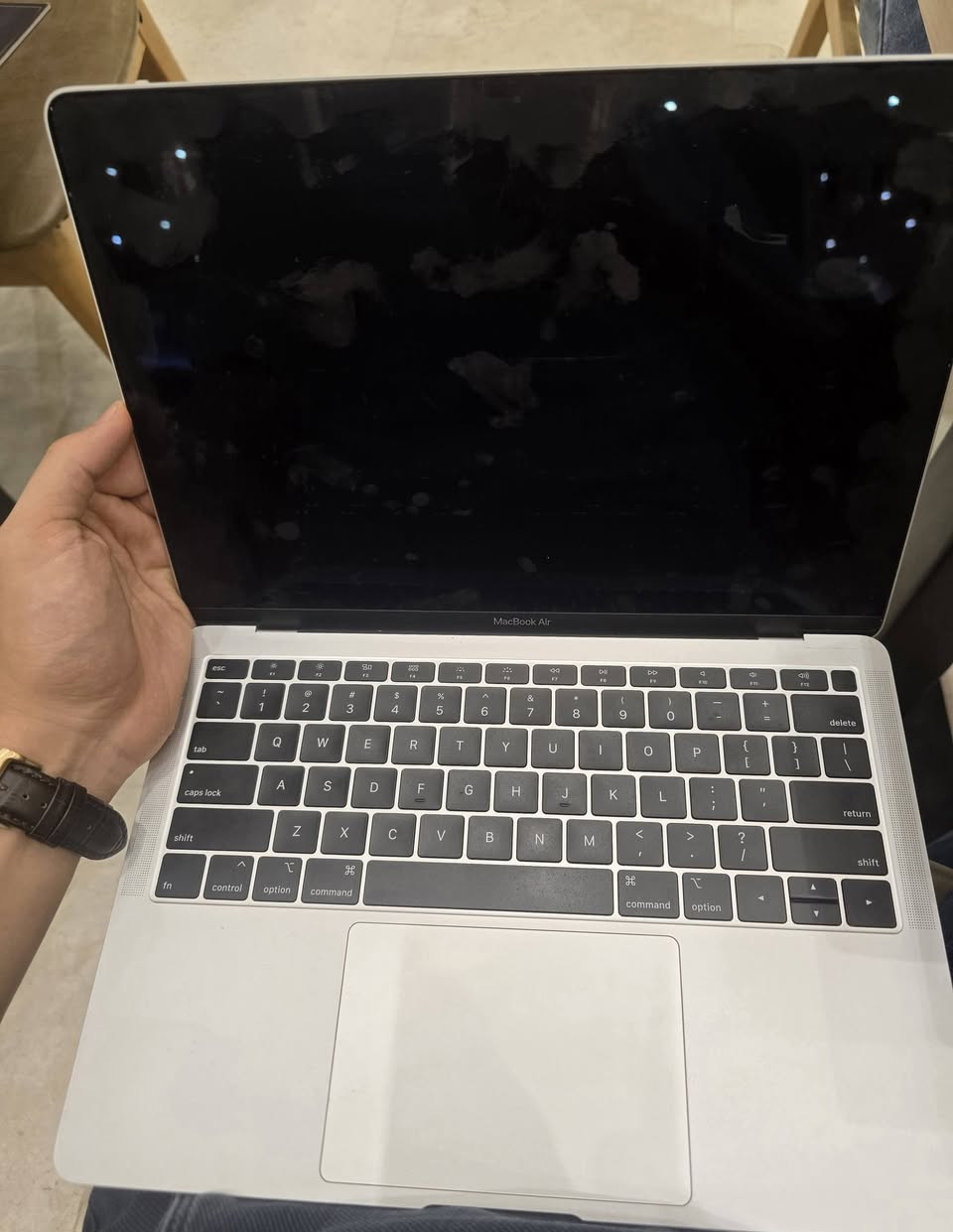 للبيع لابتوب ماك بوك اير (MacBook Air 2019) نظيف جداً وبحالة ممتازة.
 المواصفات الفنية:
• الموديل: MacBook Air (Retina, 13-inch, 2019)
• المعالج: Intel Core i5 Dual-Core 1.6 GHz
• الرام (الذاكرة العشوائية): 8 GB 2133 MHz
• الشاشة: Retina عالية الدقة (2560x1600) بحجم 13 إنش
• كارت الشاشة: Intel UHD Graphics 617
• النظام: محدث لأحدث نظام macOS Sonoma 14.8.7
 المميزات:
• الجهاز شغال 100% وبدون أي مشاكل أو عيوب.
• شاشة Retina ألوانها ممتازة وواضحة جداً.
• يدعم تنصيب نظام ويندوز (Boot Camp) بكل سهولة لكونه بمعالج إنتل.
• خفيف الوزن ومثالي للدراسة والتصفح والعمل المكتبي.

500,000

"""السعر بيه مجال"""

التواصل واتساب على هذا الرقم ***********
