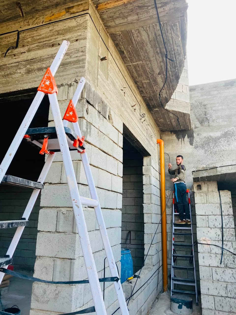 كهربائي • تأسيس بيوت ومحلات • درج بيانو
