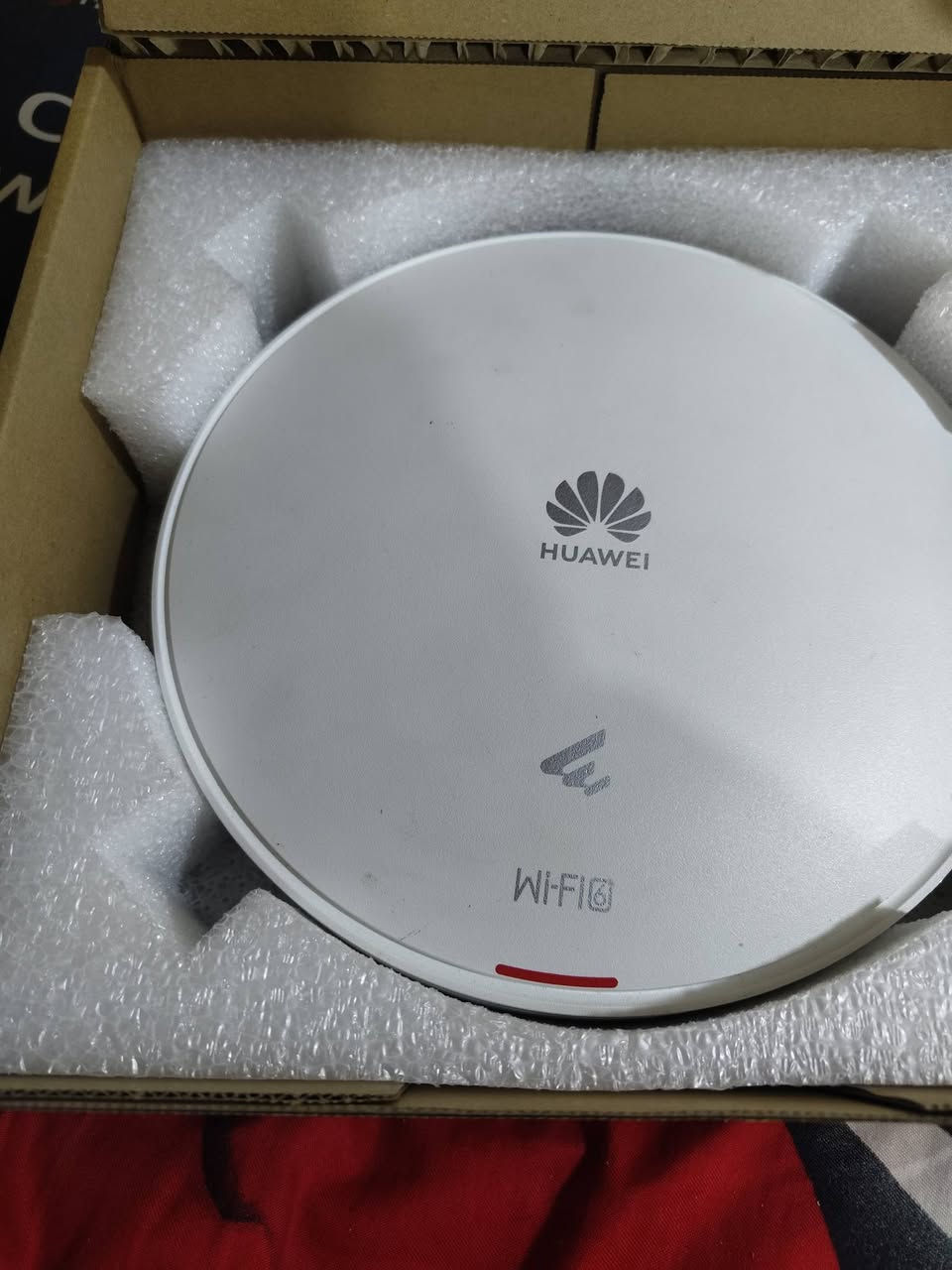 راوتر Huawei eKitEngine AP661
__السرعة: يصل معدل نقل البيانات الإجمالي إلى AX6600 (حتى 6600 ميجابت/ثانية) عبر ثلاث نطاقات تردد (Triple-Radio

__القدرة الاستيعابية: يدعم أثر من 300 جهاز نشط في نفس الوقت (أو ما يصل إلى 1536 مستخدماً إجمالياً حسب مواصفات الراديو).

__التغطية: يتميز بقوة إرسال عالية وتغطية واسعة للمناطق عالية الكثافة مثل القاعات والمكاتب

مكاني بغداد الشعب *********** 

سعر 250 الف واكيد تعرفون الجديد شكد سعره

