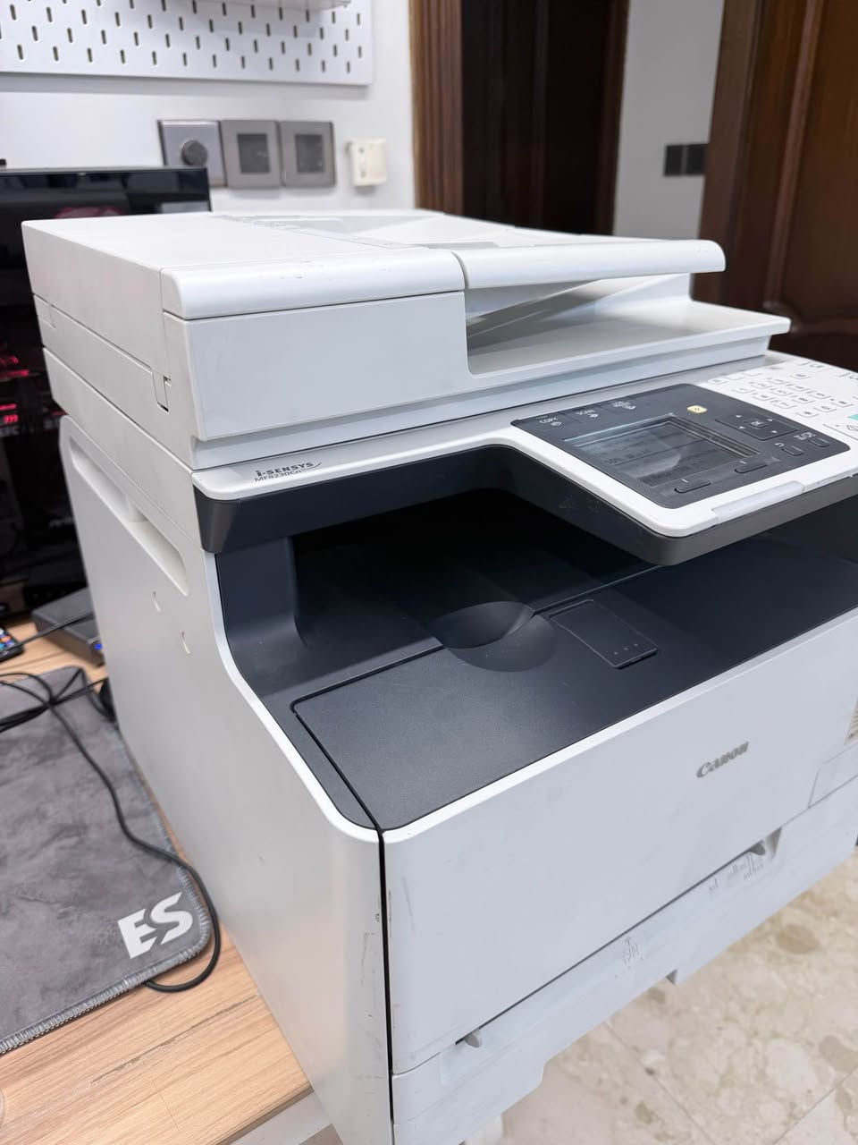 طابعة ليزر ملونة كانون (Canon i-SENSYS MF8230Cn) مستعملة للبيع
للبيع طابعة ليزر ملونة متكاملة (4 في 1) من شركة Canon، مناسبة جداً للمكاتب، الشركات، أو الاستخدام المكتبي المنزلي.
أبرز المواصفات والخصائص:
 الظائف: طباعة، استنساخ (Copy)، مسح ضوئي (Scan)، وسحب شبكي فيدر 
 تقنية الطباعة: ليزر ملون وعادي
 الاتصال: تحتوي على منفذ شبكة (LAN Cable) للربط المباشر مع أجهزة الكمبيوتر بالشبكة الداخلية، بالإضافة لـ USB.
 التغذية التلقائية (ADF): تحتوي على ماسح أعلى الطابعة لسحب الأوراق والاستنساخ السريع.
 
ملاحظة: الأحبار ملونة وموجودة داخل الطابعة، وتحتاج فقط تبديل أو إعادة تعبئة للحبر الأسود قريباً لتنطيك أفضل أداء.
وسويتله تيست بصوره وبيه التاريخ واليوم وبس يحتاجله تبديل خراطيم وبس حته تطلع الجوده ادق وافضل
للاستفسار ***********
مكاني بغداد بغداد, العراق
