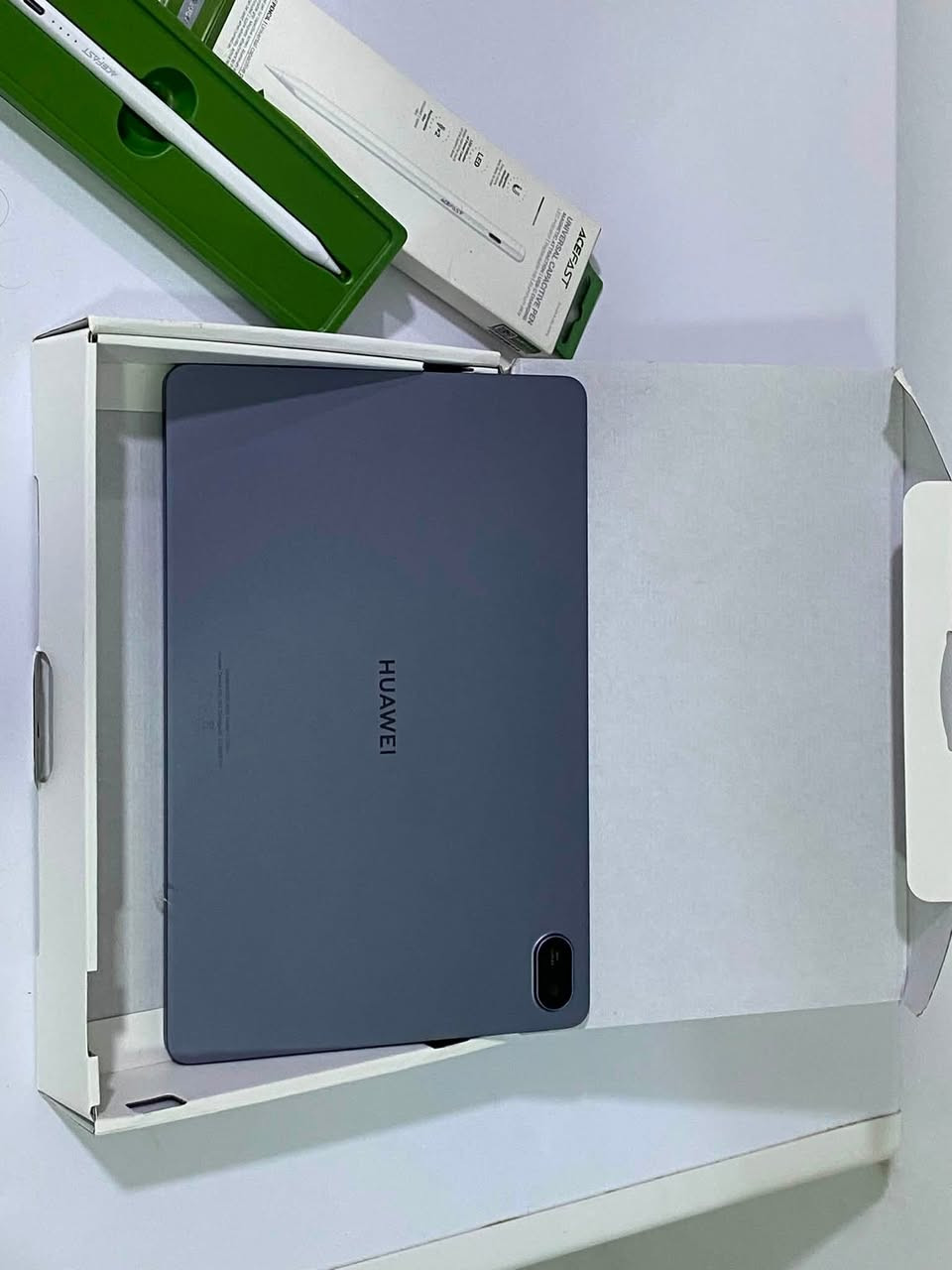 للبيع
Huawei MatePad SE 11 
✅ RAM 6GB
✅ Storage 128GB
✅ معالج Kirin 710A Octa-Core
✅ شاشة 11 إنش IPS بدقة 1920×1200
✅ بطارية 7700mAh
✅ شحن سريع 22.5W
✅ 4 سماعات ستيريو + HUAWEI Histen 9.0
✅ كاميرا خلفية 8MP + أمامية 5MP
HarmonyOS نظام 
✅ لون Nebula Gray
✅ موديل AGS6-W09
✏️ يأتي مع قلم لمس شركة ACEfast
💰السعر 175الف
للتواصل ***********
