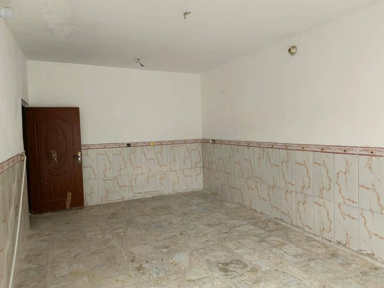 السلام عليكم بيت للبيع 100م على شارع سايدين مقابل مطعم جكن بيت نضيف وجاهز باسمي تحويل مباشر طابق واحد السعر 63 رقم الهاتف ***********
