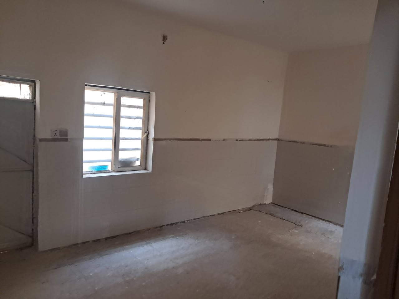 دار للبيع بسعر البلاش
المساحه ٢٠٠ متر طابق واحد يحتوي على ثلاث غرف حجم كبير حولي مطبخ كبير خدمات كاملة
الموقع قبل السوق الأخير شارع المدارس شارع عشرين اول فرع على اليسار واول فرع على اليمين
للتواصل ***********
