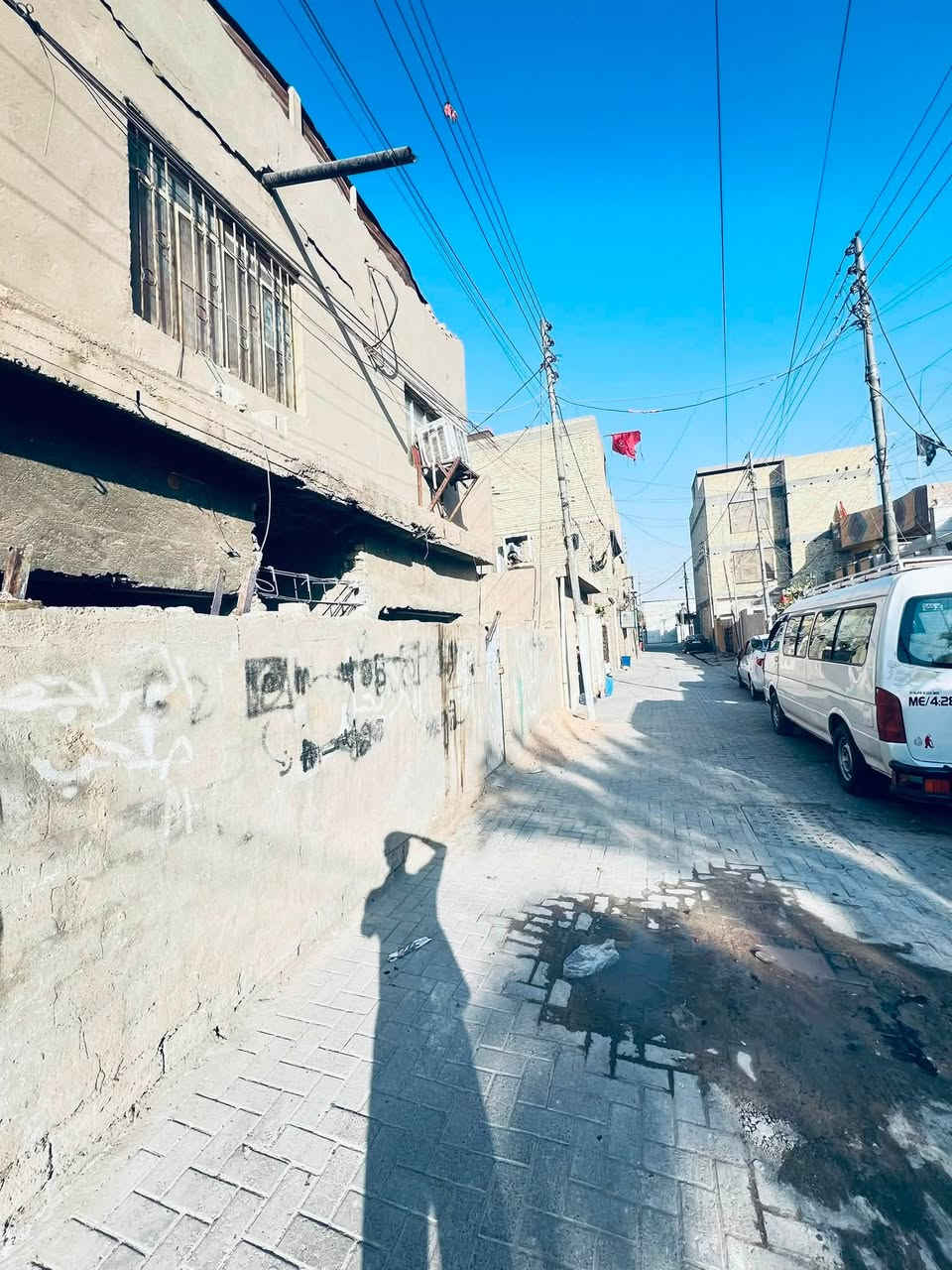 السلام عليكم 
بيت للبيع في الشماعية الفرع المقابل ساحة أنيس طابو ملك المساحة 70 متر الواجهة 10 والنزال 7 طابقين يحتوي على استقبال ومطبخ وصحيات وغرفتين نوم كبار في الطابق الثاني ، ملاحظة البيت ينباع كاع 
الشراي يتصل على الرقم ***********
