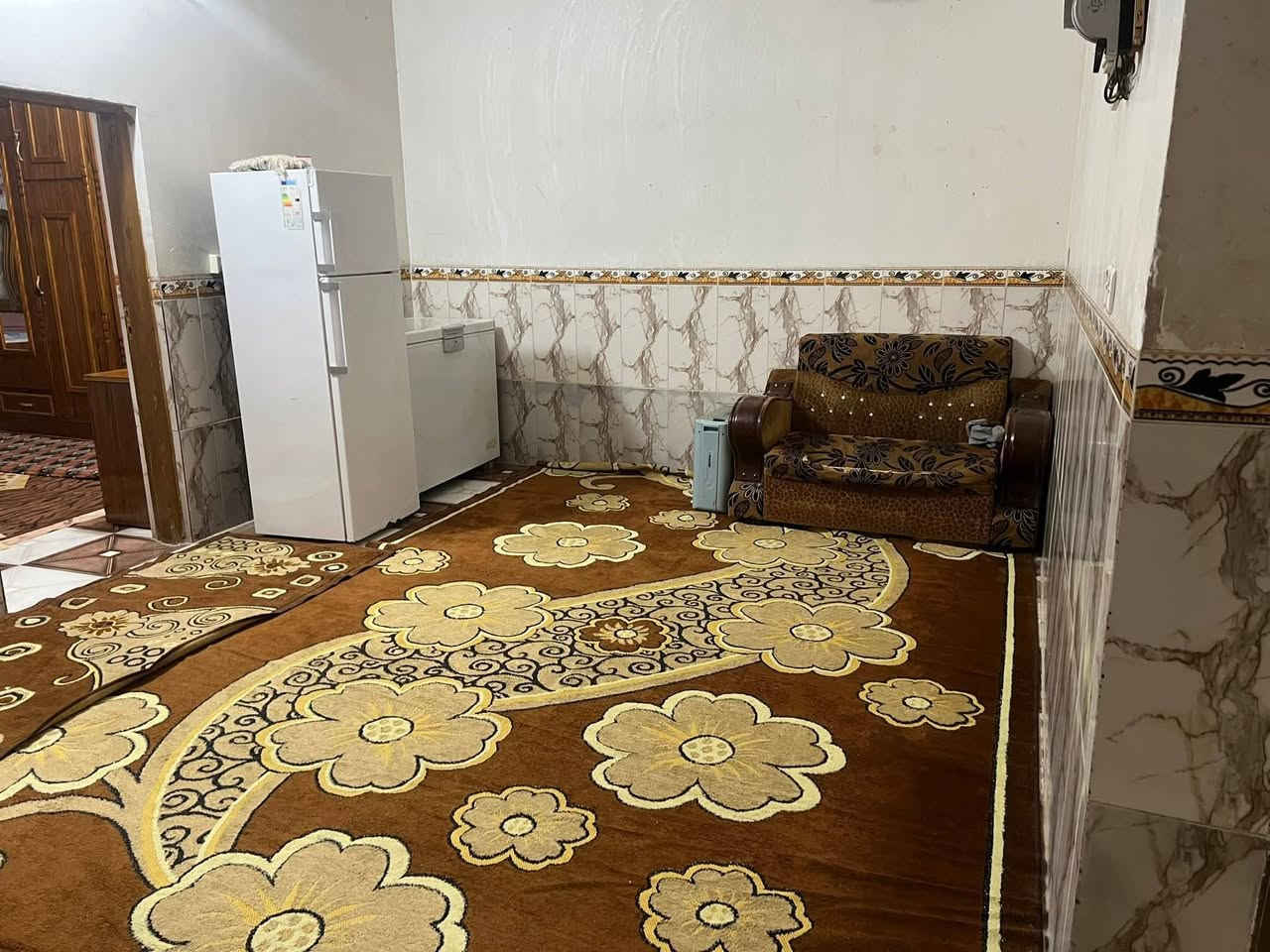 سلام عليكم يوجد بيت للبيع
مساحته البيت 150. متر 
البيت يتكون من طابقين 
الطابق الأول غرفتين نوم وصاله واستقبال و مطبخ
سراميك الارضيه وجدران 120 سراميك 
الطابق الثاني غرفتين نوم وصاله واستقبال و مطبخ
سراميك الارضيه وجدران زاره أم 13 سانتين 
مكان البيت بعقوبه المفرق قريت الحاج ناصر 
الرقم وستفسار *********** وتساب
