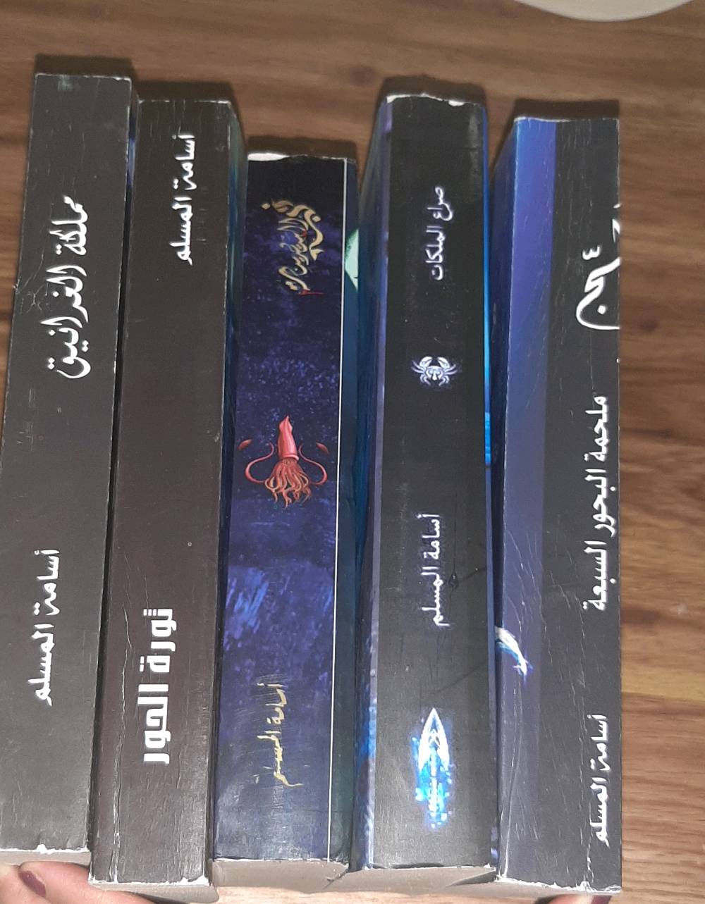 📚 سلسلة «لُج» — أسامة المسلم
للبيع سلسلة «لُج» كاملة بأجزائها الخمسة، لمحبي أعمال الكاتب أسامة المسلم والراغبين باقتناء السلسلة كاملة في مجموعة واحدة.

☆ التفاصيل: — السلسلة كاملة: ٥ أجزاء
— المؤلف: أسامة المسلم
— الطبعة: كوبي / غير أصلية

وأحب أوضح بكل أمانة نقطة تخص حالة الطبعة:
الكتب من الداخل نظيفة تمامًا، والأوراق بحالة جيدة وواضحة، ولا توجد فيها أي كتابة أو تظليل أو تغويش أو تمزيق، والقراءة منها سهلة وواضحة دون أي مشكلة.
أما الملاحظة الوحيدة فهي أن جودة الأغلفة ليست بالمستوى الأفضل، وتوجد فيها بعض التعقجات. وأعتذر عن ذلك لكن أحب أوضح أن هذه الحالة ليست ناتجة عن سوء استخدام أو إهمال مني، فالكتب وصلتني بهذه الصورة من الجهة التي طلبتها منها، ولم أكن على علم مسبق بأن الطبعة ستكون بهذه الجودة من ناحية الغلاف.
لذلك، حتى تكون الصورة واضحة تمامًا أمام المشتري، الخلل يقتصر على الغلاف وجودة الطبعة الخارجية، أما محتوى الكتب والأوراق من الداخل فنظيف وخالٍ من أي كتابة أو تشويش أو تلف يعيق القراءة 🌸
والسلسلة تُباع كاملة بأجزائها الخمسة.
المنطقة: بغداد/ الجريخي
الاستلام: شحن او يد بيد