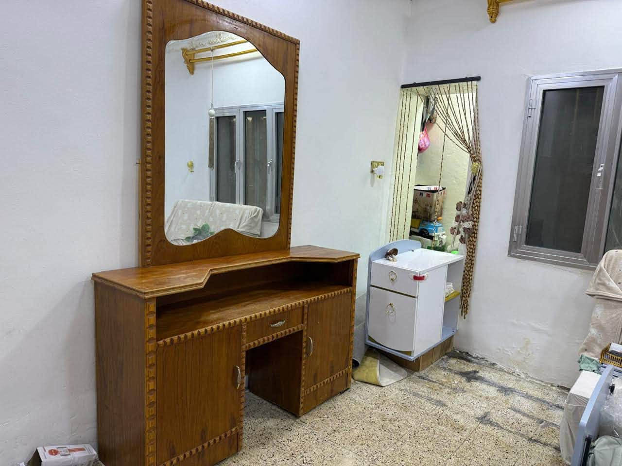 ميز مرايه للبيع تفصال نجاره شغل عراقي درجه اوله تجي وشوف بعينك السعر 150بي مجال عنواني شط العرب تنومه ***********
