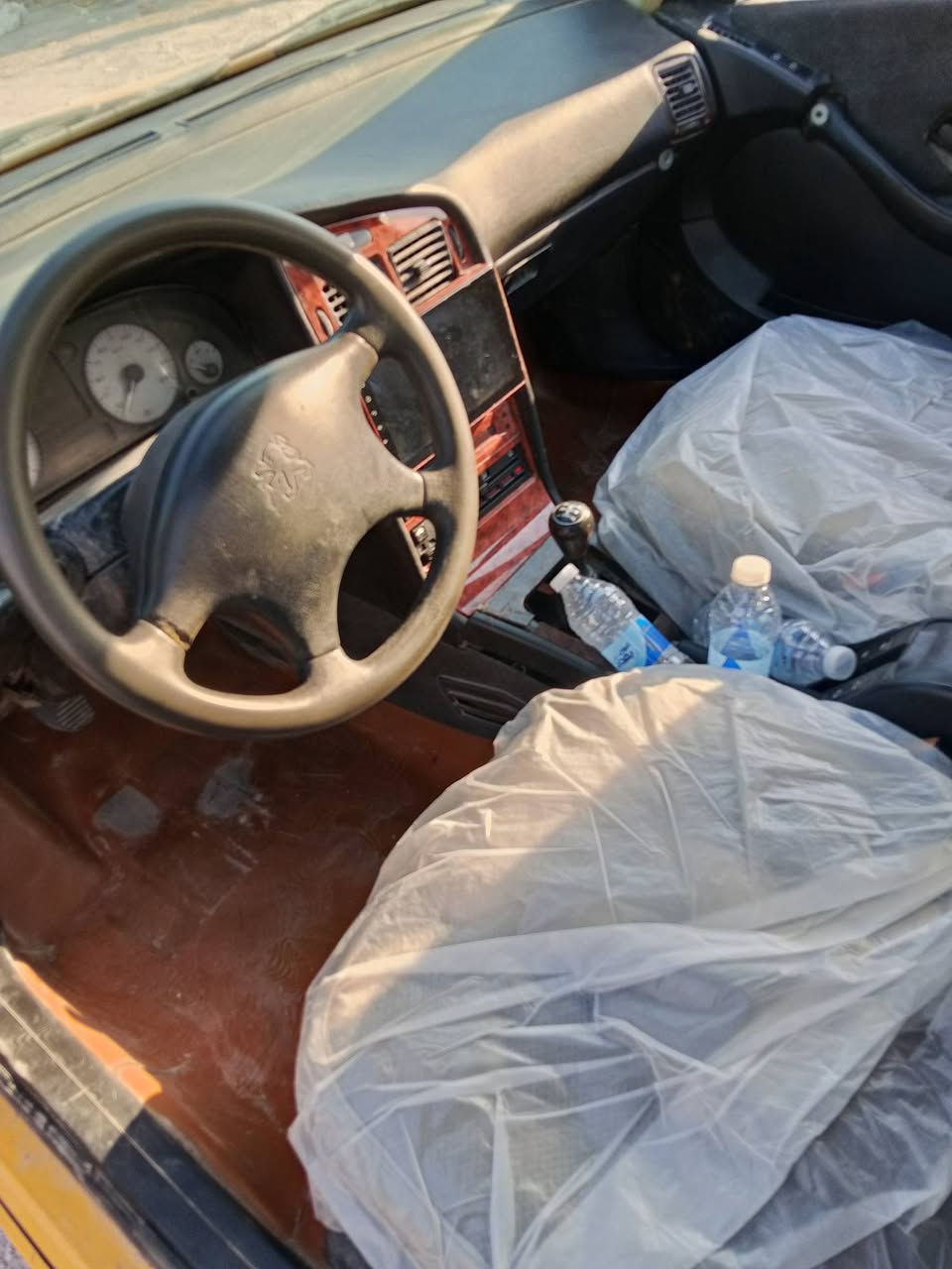 بارص 15 سياره حلوه بيها جاملغ العبري مبدل والبنيد بي صبغ وبيها الروله مال كبريسر لطشت السياره سنويتها راح تنتهي يوم 13/9 مكينتها تخبل خير من الله كلج جديد سعر 35 وبيها مجال مكاني بغداد مشتل قرب مجلس البلدي رقم ***********
