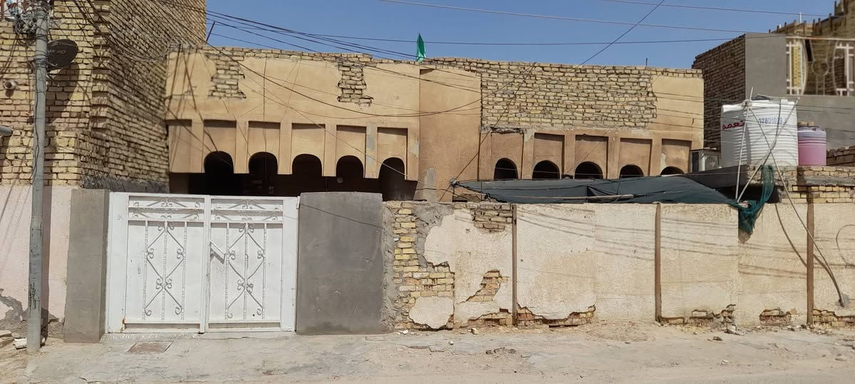السلام عليكم .بيت للبيع مساحة 240 متر طابق واحد واجهة 12 ونزال 20 بناء قديم طابو ملك ميسان حي الحسن العسكري خلف مركز الشرطة المنطقة مربعة وكدام البيت حديقة  للاستفسار اكثر ***********
