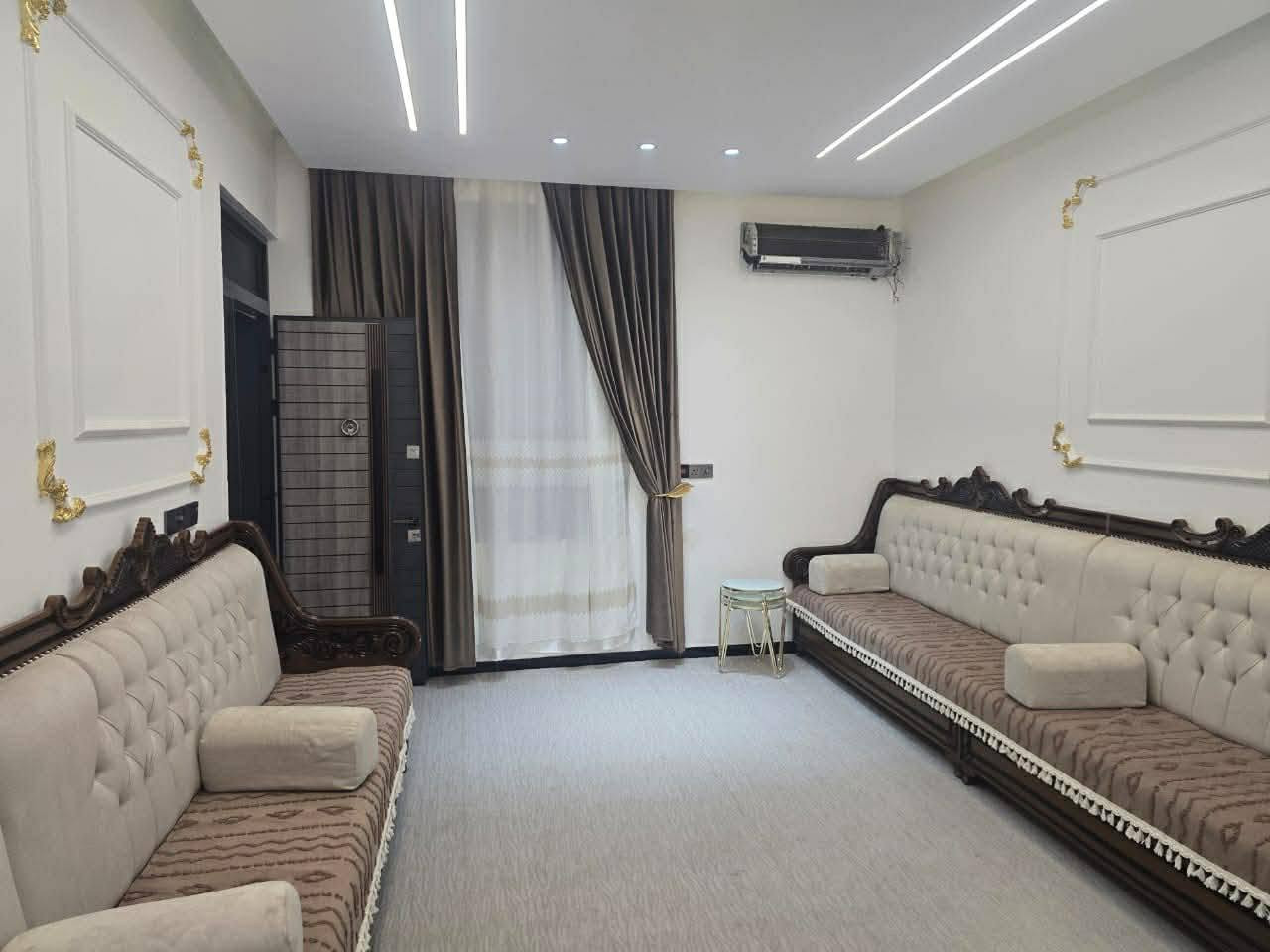 سلام عليكم 
يا الله بيت مساحته 150 طابقين. يحتوى على ثلاث غرف وثلاث حمامات وصاله ومطبخ حار وبارد واستقبال وكراج للسياره 
الارضيه مرمر بيبان قاصه بيبان خشب تركي نضام تاسيس غاز بواري نضام كامرات نضام إنترنيت يبعد عن طريق يا حسين 100 متر خلف البنايات التجاريه مقابل جامعه كربلاء عامود ١٢٠ 
السعر 195 وبيه مجال 
الرقم للتواصل***********
