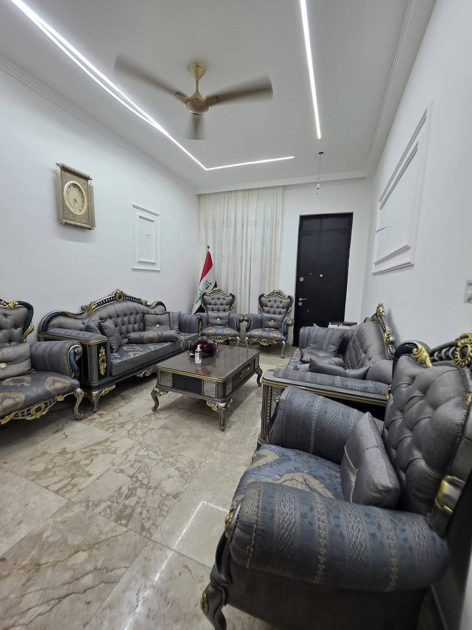 بيت ١٥٠ متر حديث واجهته ٥ ونزال  ٣٠ بناؤ فول ٤ غرف نوم سويت وحمام خطار وصالة واستقبال وكراج وحديقة مع الاثاث للبيع موقع الطالبية بضهر سوك البيضاء
***********
بيت ١٥٠ متر حديث واجهته ٥ ونزال  ٣٠ بناؤ فول ٤ غرف نوم سويت وحمام خطار وصالة واستقبال وكراج وحديقة مع الاثاث للبيع موقع الطالبية بضهر سوك البيضاء
