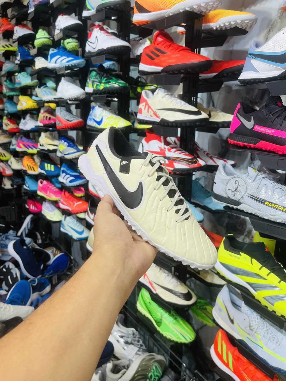🔥 وصلت قطع البالة المميزة إلى بيج السيد 🔥

👟 من أرقى الموديلات والإصدارات الحديثة
✨ أحذية بالة محببة ومستخدمة بحالة 100%
💯 اختيار مرتب وجودة تستاهل
📏 القياسات المتوفرة: 42

إذا تدور على موديل راقي وسعر مناسب، لا تفوّت الفرصة 🔥

📲 للطلب والاستفسار واتساب:
***********

📍 بيج السيد — الأصالة والجودة عنواننا 🤍 #عنواننا
