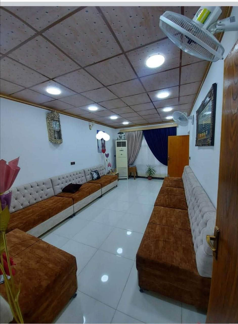 السلام عليكم/دار سكن للبيع بعقوبه الجديده/منطقه العزات /بدايه المنطقه/ الدار طابو ملك صرف وغير محجوز او مطلوب للدوله /مساحه الدار١٧٠ متر /نزال٢١/وجه٨ متر/ سعر ١٩٠ مليون قابل للتفاوض الدار طابقين شغل درجه اولى سيراميك وسقوف الطابق الثاني نفس مواصفات الطابق الاول ومكون من غرفه ضيوف وهول وصاله ومطبخ وغرفه نوم وصحيات داخليه وخارجيه وكراج كبير يكفي لاي نوع سياره وحديقه على الراغب بالشراء الاتصال *********** 
ابو زنزل
