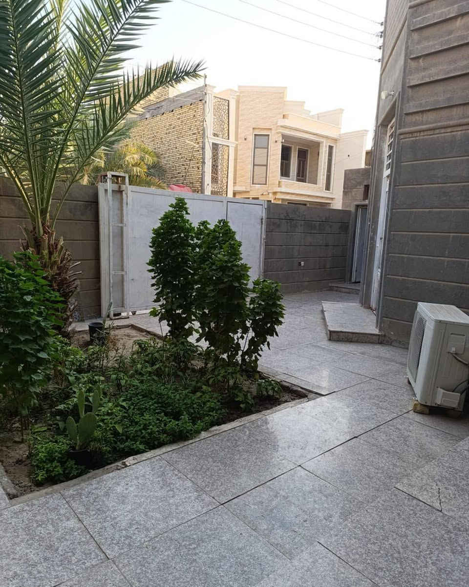 بيت للبيع..
حي اور الاولى، المربع الذهبي.. 
المساحة ٢٤٠م
طابق واحد
يحتوي على :
صالة واستقبال ومطبخ و غرفتين وحمام داخلي
وخارجي ومناور اثنين 
منطقة راقية وهادئة.. 
للاستفسار ، راسلونا على الرقم ***********
