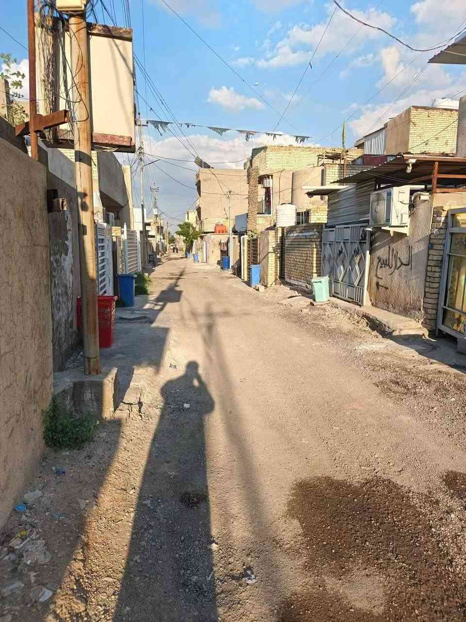 📍 الموقع:
منطقة سعيدة الزعفرانية — خلف جامع الكيلانية، على بعد ٥٠٠ متر تقريبا من الاربع شوارع 
طابو زراعي صرف سند ٢٥ 
📐 المساحة والتصميم:
• المساحة الكلية: ١٠٠ متر مربع
• الواجهة: ٥ متر | النزال: ٢٠ متر
🏠 تفاصيل البناء:
الطابق الارضي — مكتمل البناء:
✅ غرفة نوم
✅ صالة
✅ حمام داخلي وخارجي
✅ مطبخ
✅ بياض وصبغ وسيراميك الخ.. كلشي كامل
(ماعدا الدرج)
الطابق الثاني — هيكل:
🔲 غرفتان
🔲 حمام
(غير مكتمل التشطيب)
✅ البيتونة كاملة 
🔲 السطح بدون شتايكر وبدون ستارة
🔌 المنطقة مخدومة ✅ ماء | ✅ كهرباء | ✅ مجاري عرض الشارع ٥-٦ متر
(الشارع مفروش سبيس حاليا وراح يتبلط)

💰 السعر: ٧٥ مليون دينار قفل
📞 للاستفسار اتصل او راسلني على الواتساب:
***********
