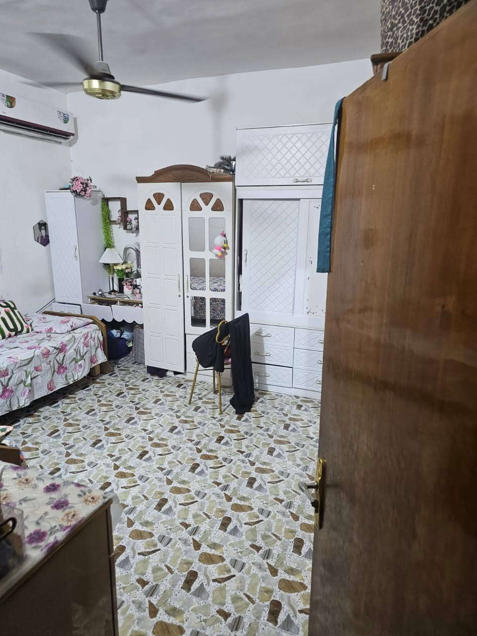 المساحة: 250 م² واقع حال اكثر
🏡 البيت طابقين 

يتكون من:
• غرفتين نوم
• غرفة سويت + غرفة نوم عادية

• حديقة كبيرة
• طارمة تسع 3 سيارات

📞 للاتصال:
***********

📱 واتساب:

***********
