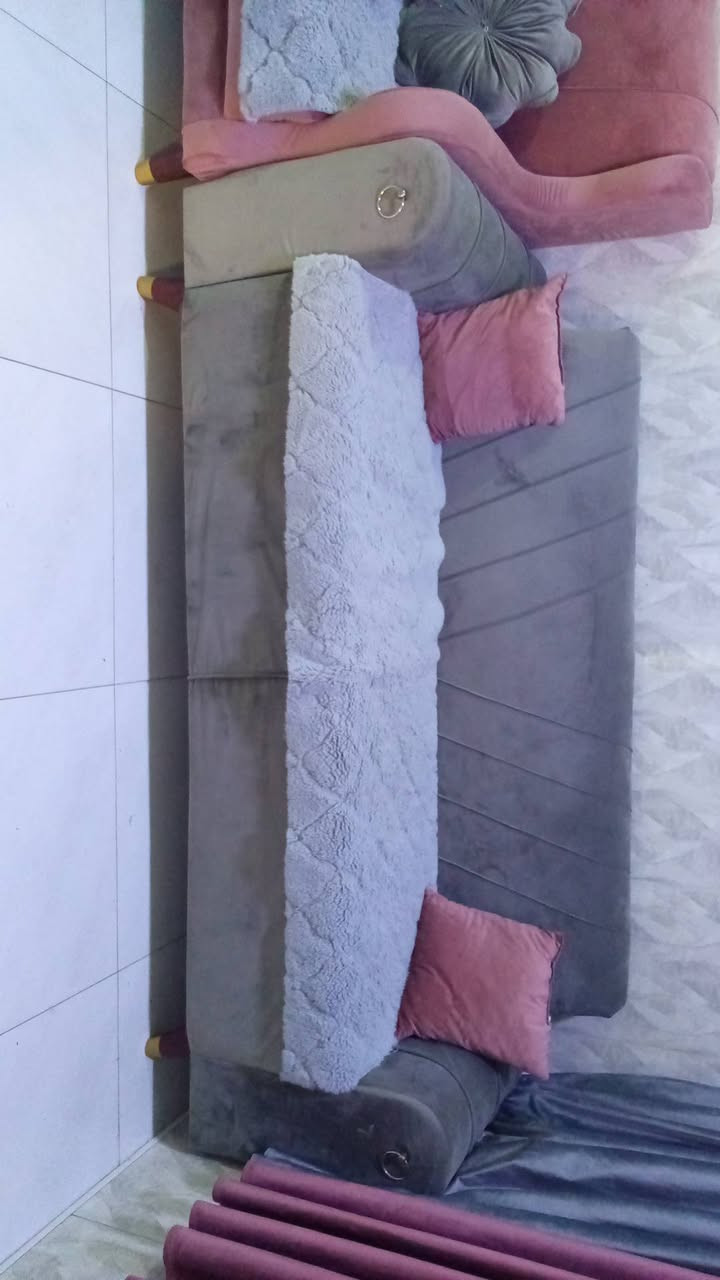 سلام عليكم عندي تخم قنفات لبيع نضيف ويه كوشات

 وبردات تخم كامل ٤٢٥بيه مجال لطيبين متوجد نت ورقم ***********
