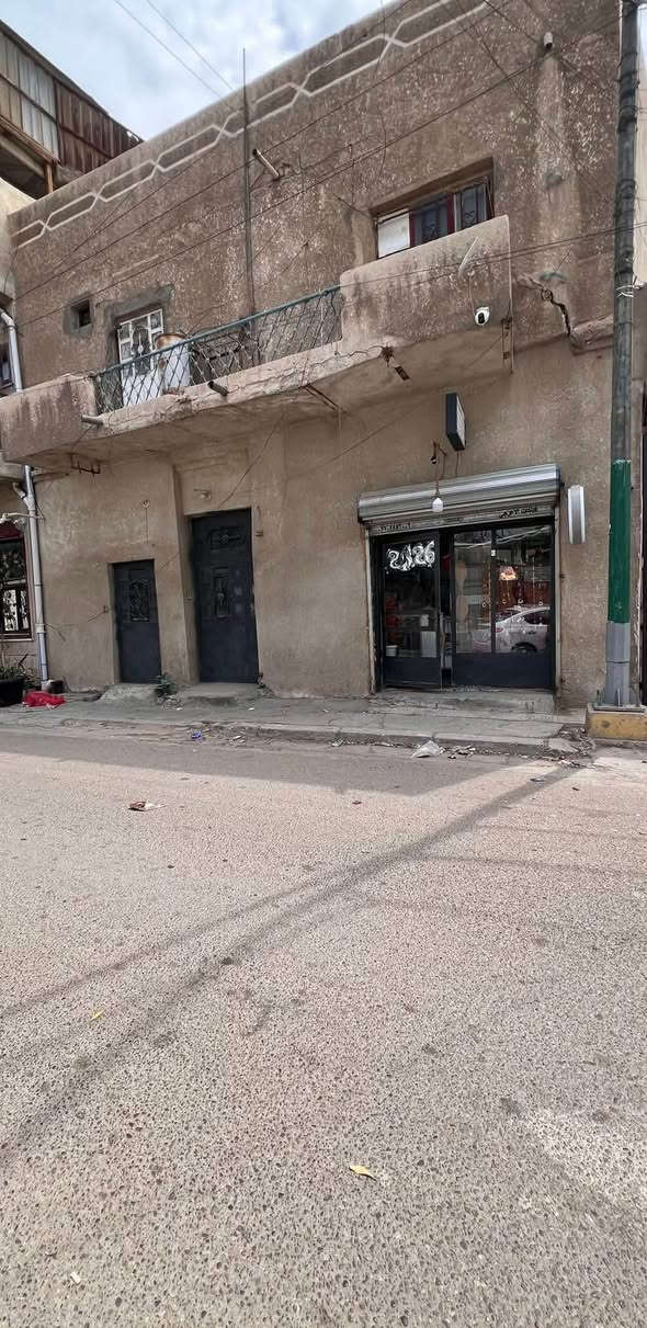 بيت الاعظمية
بيت للبيع في قلب الأعظمية - موقع استراتيجي ومساحة مميزة
الموقع: الأعظمية، شارع سعدة، مقابل مقبرة أبو بكر الشبلي (خلف جامع الإمام الأعظم أبو حنيفة النعمان).
تفاصيل العقار:
• المساحة: 176 متر مربع.
• الواجهة: تحتوي على محل تجاري (ميزة استثمارية ممتازة).
• نوع البناء: بناء شيلمان (وجاهز للسكن أو الاستثمار).
تقسيم البيت:
• الطابق الأرضي:

• كليدور استقبال (خطار) مع هول واسع
• 3 غرف نوم (منها غرفة سويت بحمام داخلي).
• مطبخ متكامل مع كافة الخدمات الصحية.

• الطابق الأول:(بحاجة الى ترميمات للسكن)

• 3 غرف نوم إضافية.
• مطبخ ملحق مع ملحقاته.
• غرفة مخزن داخلية للطابق.
• الأسطح: يحتوي البيت على 3 أسطح بتوزيع ذكي يوفر تهوية وإضاءة ممتازة للبيت

المميزات الإضافية:
• موقع هادئ وقريب جداً من الصحن الأعظمي.
• البيت مصمم ليكون صالحاً لسكن عائلتين (انعزال الطابقين بمرافقهم).
• واجهة تجارية بوجود المحل.
"للاستفسار عن السعر يرجى الاتصال".
للتواصل والاستفسار:
[***********]
@الجميع
