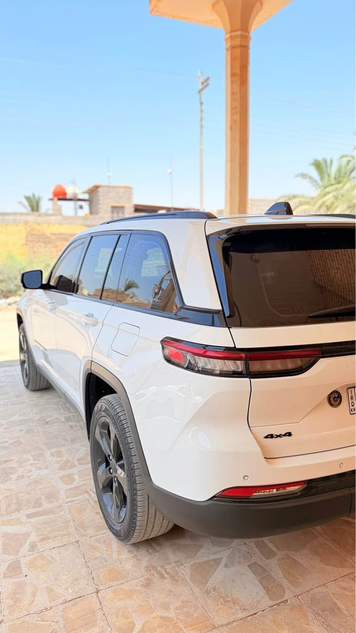 جيب كراند شيروكي خليجي كفالة عامة 
فئة بلاك توب ادشين فول مواصفات 
سيارة جديدة كارتون ماشية 42 فقط 
داخل احمر مميز 
كشنات تدفئة 
نقاط عمياء 
حساسات امامي خلفي 
سايد بريك بصمة 
فتحة سقف 
سياقة ذاتية 
هووواي بيها موصفات معروفه مايحتاج ذكرها 
سعرها 380
هـ *********** البصرة, العراق
