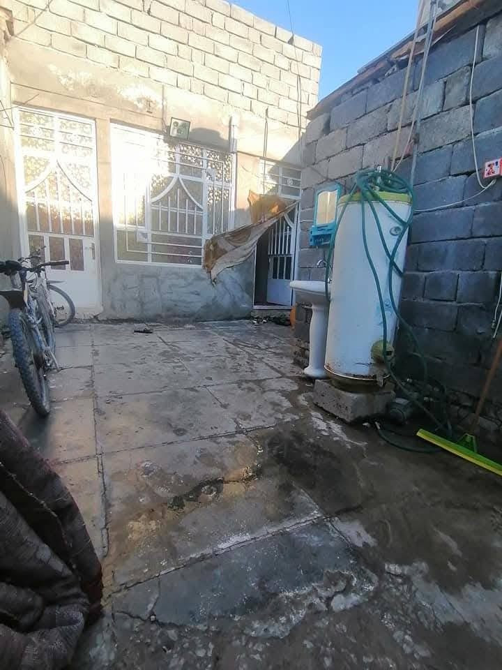 السلام عليكم هذه بالبيت البيع العشوائي بالبيت نضيف مساحته 100 متر باب شارع حوش تواليت حمام خارجي حاولي ستقبال مطبخ الغرفه النوم درج داخل  الغرفه النوم فوك بعده بس مسيجه سطح ستاره  سعره 35 مليون بي مجال  مكاني بالشعب بحي البساتين شارع تكاتك مو اول فرع مو ثاني فرع ثالث فرع مقابيل فران صمون ابو محمد الدراجي مقابيله فرع بيت عكاده كهرباء دفن شارع مقرنص كلشي يمك متوفر سوك قريب عليك كلشي يمك ثنين سواقات جمله يمك فران صمون مقابيل شارع الماء ارو يمك كلشي يمك متوفر سوك قريب عليك تريد تفضل خاص هذه رقمي بي واتساب ***********
