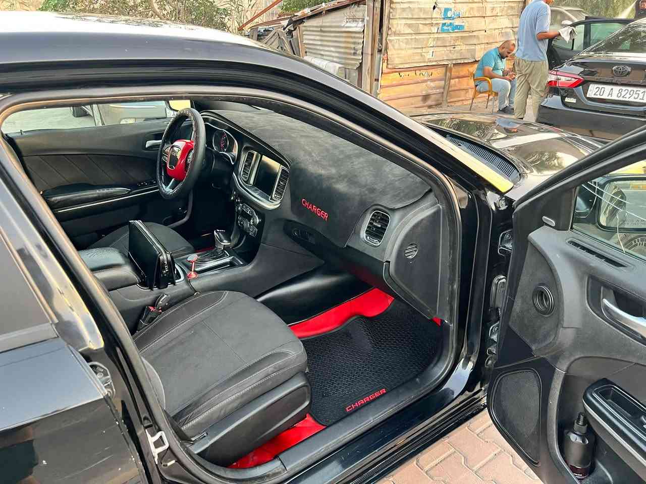 جارجر 2015 sxt كندي اسود
من امريكا كلين تايتل
بالعراق بيها جاملغ خلفي ايمن صبغ 
وبيها شوية من الجاملغ الخلفي الايسر بارد  
سيارة جديدة وكاملة ولا كلوب بيها مشتغل وسيارة ما مشتغلة على خط على ايدنا من جتي من امريكا 
بدون معجون 
بدون ايرباك 
بدون حادث الصبغ اثر شخط 
وبيها سونر
ومواصفات ال sxt معروفة
رقم سليمانية كاملة ما بيها اي نقص
***********

