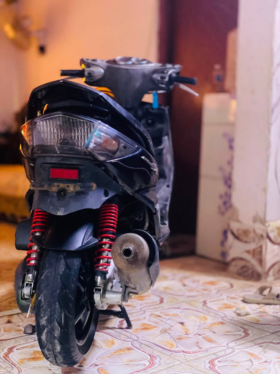 سلام علكيم دراجه سكنز فحل. الدراجه شوفت عينكم الناضفه. حلوه و شلعه و معدل تاكل الگاع. الدراجه حلوه ما ناقصه شي بس ملاحضات بسطه تنضيف كابريتر و جاملغ امامي مال ويل   حبايب الدراجه بوشه و بستم 58 و نص بلاد  الدراجه شلعه و معدلل حلوه. عليه كلجات انامي و خلفي رياضي عليه سلف راياضي صالنصه صجميه.  تك شاره برتقالي ماصده. سبع الوان. الدراجه الغراض كلهن اجن بيهن من الرمبه  ماصارله سبعت اشهر من نزلت الدراجه  رايده 950 وبيه مجال للشراي  و يتسهل   *********** تصل. و اذا عندك مراوس  ب نامه. لو تايكر. لو سيفان لو شاينك.  نزل بل تعليق
