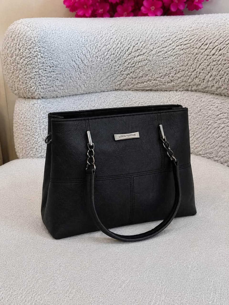 ✨ شنطة ستايل LV أنيقة ومثالية للدوام ✨
🤍 مثالية للدوام، الطلعات البعيدة.
👜 خامة عالية الجودة مع تفاصيل أنيقة ولمعة راقية.
🎀 تصميم عملي بمساحة مناسبة يحمل جميع احتياجاتك اليومية.
🎨 متوفرة بعدة ألوان:
🖤 أسود
🤍 بيجي
🤍 صاصي
🤎 حني
💰 السعر: 15 ألف دينار فقط
📸 التصوير حقيقي والمنتج مطابق للصورة.
🚚 التوصيل متوفر إلى جميع محافظات العراق.
📍 موقعنا: ديالى – بعقوبة – التحرير – الفلكة الأخيرة – قرب مختبر الهبة.
📩 للحجز والاستفسار عبر الإنستغرام أو الواتساب:
📱 ***********
🤍 سارعوا بالحجز قبل نفاد الكمية
