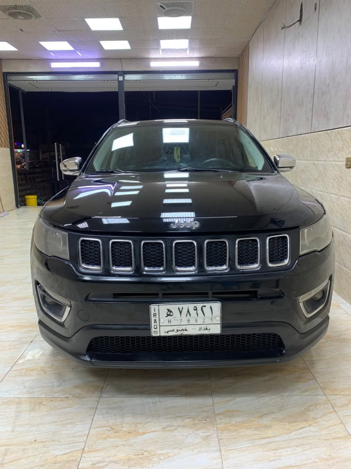 للبيع أو للمراوس: جيب كومباس Limited موديل 2018 (فول مواصفات)

الموديل: جيب كومباس (Jeep Compass - Limited)

سنة الصنع: 2018

المحرك: 2.4L MultiAir (4 سلندر)

المسافة المقطوعة: 88,000 كم

منظومة الدفع: دفع رباعي 4x4 (مع أنماط قيادة مختلفة للأنواء والتضاريس)

اللون الخارجي: أسود ملكي

اللون الداخلي: أسود (كوشن جلد مع أغطية حماية إضافية)

التقنيات والمواصفات: شاشة كبيرة يدعم نظام أبل كار بلاي (Apple CarPlay)، تشغيل بصمة، كاميرا، حواضن وسكك جانبية، ويل كب أصلية، ومواصفات الفئة الأعلى (Limited).

الرقم والسنوية: بغداد (رقم ألماني) مجمركة وجاهزة والتحويل بشرط.

الحادث/البودي: حادث أمريكي بسيط (موضح بالصور مع وجود الحادث الأمريكي للاطلاع والشفافية).

السعر المطلوب: 130 ورقة قابل للتفاوض البسيط للجادين.
(مجال للبيع كاش أو المراوس بسيارة أخرى مع دفع أو أخذ الفرق)

الموقع: بغداد - حي الأمين
***********

نص مكتوب في الصور:
- $135,000
- جيب
- كومباس 2018
- بغداد - 19-09-2026
- 0
- اوتماتيكيه
- 4 سلندر
- محرك 2.4
- 80,000 كم
- المواصفات أمريكية
- بنزين
- إنشاء
- السنة
- 2018
- الدفع للنشر
- تعديل