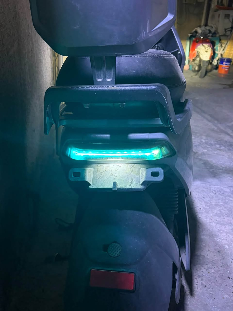 دراجه شحن 318 HVS للبيع
مصابيح LED أمامية مثلثة الشكل بتصميم عدواني، مع إشارات انعطاف LED (أخضر/أحمر) مدمجة بجانب المصباح الرئيسي.
 • إضاءة خلفية LED شريطية بلون فيروزي/أزرق مضاءة، مع مصباح فرامل أحمر منفصل تحت اللوحة.
 • كتم صدمات هوائي/springs مكشوف في الجزء الخلفي قرب العجلة الخلفية.
 • مقعد مزدوج (سائق + راكب خلف) مع مسند ظهر صغير للراكب الخلفي.
 • إطارات مقاسها متوسط، جنط معدني بتصميم H
عدد البطاريات 6 

السعر 850 الف 
للتوصل عل الرقم ***********
