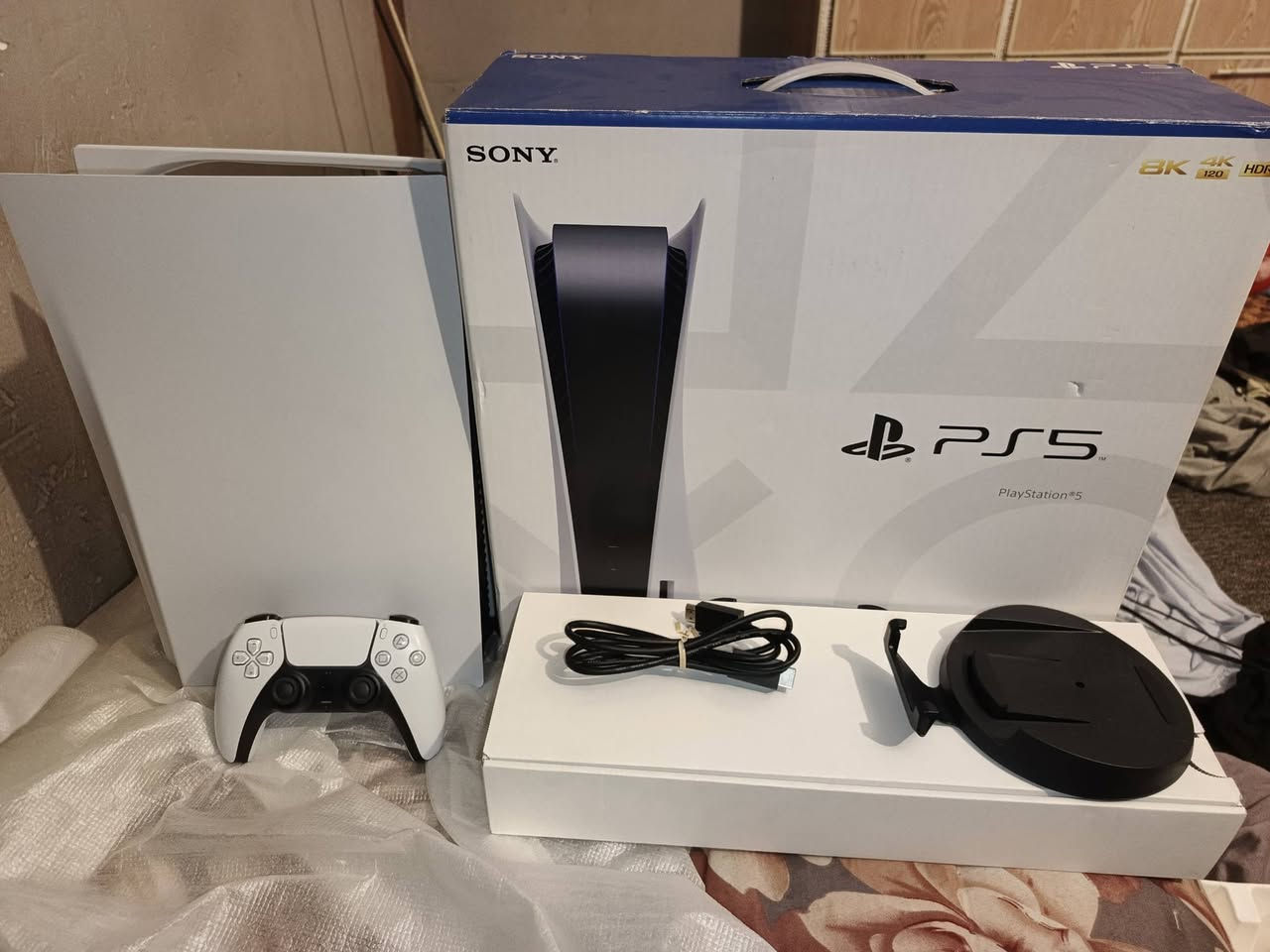 للبيع جهاز PlayStation 5 إصدار Fat الجهاز بحالة ممتازة ولا يوجد به أي خدوش أو عيوب. الجهاز "لوك ستيكر" (مفتوح الكرتونة للتجربة فقط) واستخدامه كان كالتالي:
​فترة الاستخدام في اليابان: أقل من شهر (شبه جديد).
​فترة الاستخدام في العراق: أسبوعين فقط.
​ميزات الجهاز:
​نظام التهكير: الجهاز يعمل بأحدث نظام تهكير قرص (10.40)، مما يتيح لك تشغيل الألعاب المحملة  بكل سهولة.
​سرعة التشغيل التهكير: سريع جداً، ويفتح الجهاز في غضون 3 ثوانٍ فقط.
​الألعاب المحملة: الجهاز جاهز للعب فوراً، ويحتوي على مكتبة ألعاب ممتازة:
​Ghost of  yotei گوست أوف يوتي
​Resident Evil Requiem رزدنت إيفل ريكويم 
​split fiction  (لعبة تعاونية زوجية ممتعة)
​سبب البيع:
الرغبة في الترقية والانتقال إلى منصة PC.
​محتويات البيع:
​جهاز PlayStation 5 Fat المهكر.
​وحدة تحكم (DualSense) أصلية بيضاء اللون.
كيبل الطاقة الأصلي. 
​كابل HDMI الأصلي.
​قاعدة الجهاز (Stand) الأصلية.
​الكرتونة الأصلية. 
طبعًا الكل يعرف أسعارهن المستخدم ب ٨٢٥ ملاحظة الجهاز مستخدم اقل الشهرين أقل من شهر باليابان واسبوعين هنا بالعراق الجهاز نظيف جداً واستخدامه قليل جداً يعني جديد
جاي يبيعون الجديد ب ٩٢٥ هذا رايده 
870 وقابل للتفاوض 

للتواصل خاص أو على هذا الرقم متوفر واتساب وأتصال *********** مكاني كربلاء وعندي توصيل لمحافظات العراق
