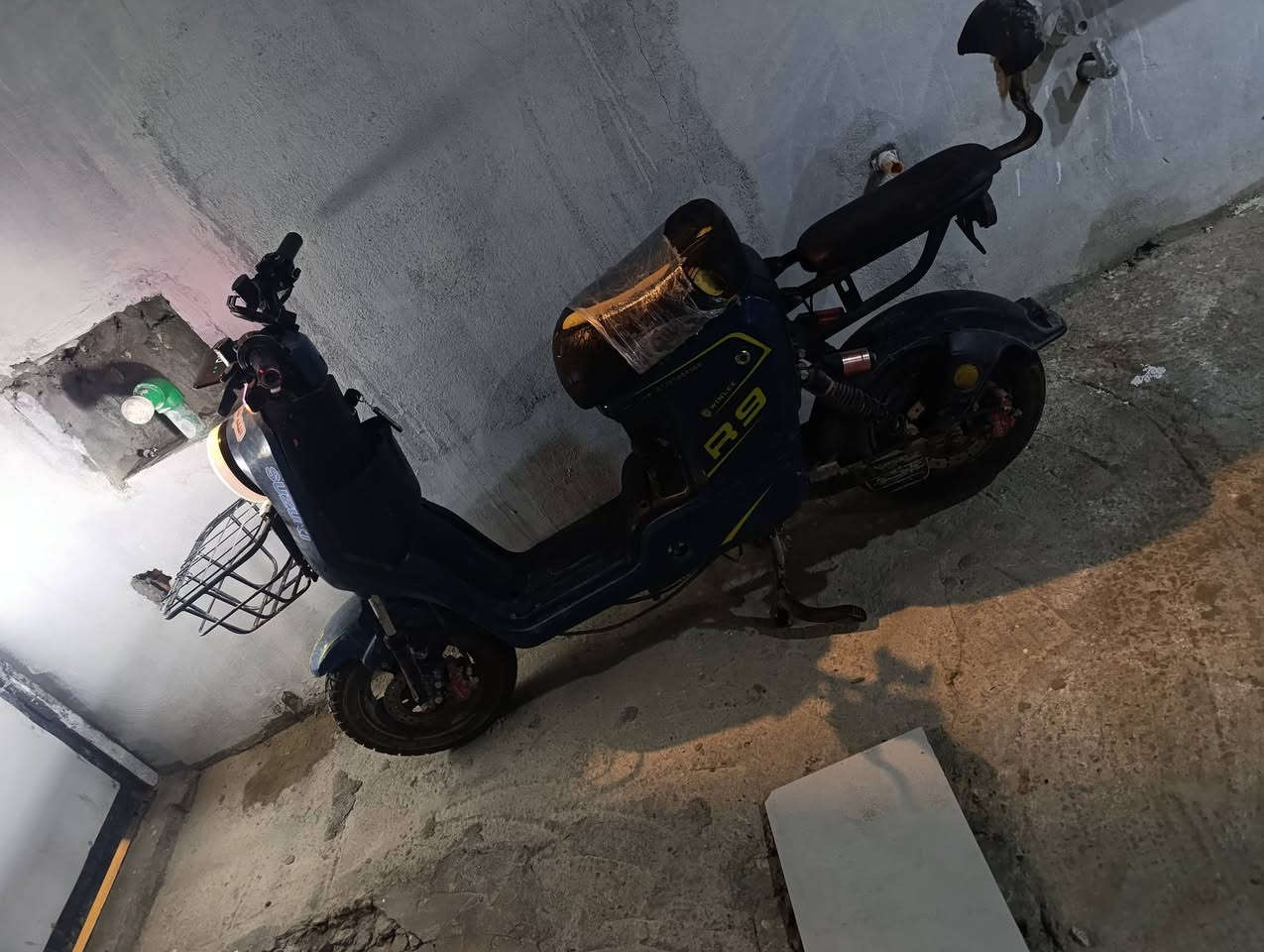 شباب دراجه شحن 
تايرات اصليات
ملف مكفول 
اضويه كلشي موجود 
ماشيه فقط 4كيلوات 
دراجه متروكه 
2سويج  وبصمه
بطاريات اصليه 
سعر ٣٢٠ بيهه مجال حك الجيه 
التواصل خاص او رقم *********** 
شباب لحكو عليهه دراجه حلوه
مكاني البصره التنومه الصالحيه
