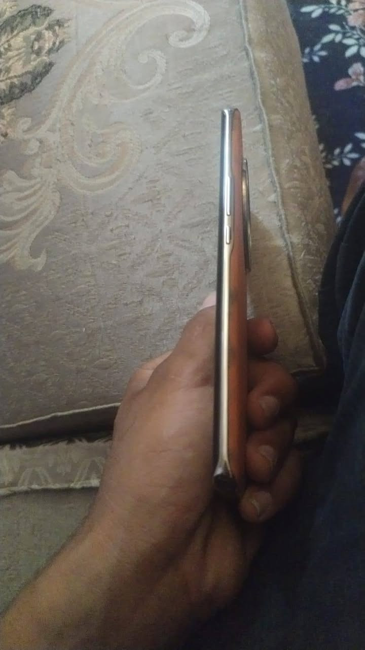 هونر x9bذاكره 256تليفون مثل مشوفون بدلتله ايسي شحن وحط صمغ هواي وصار هيچ  تليفون يخبل /ما ويا غراض فقط كفر /بغداد دوره ابو دشير الضغط ***********
